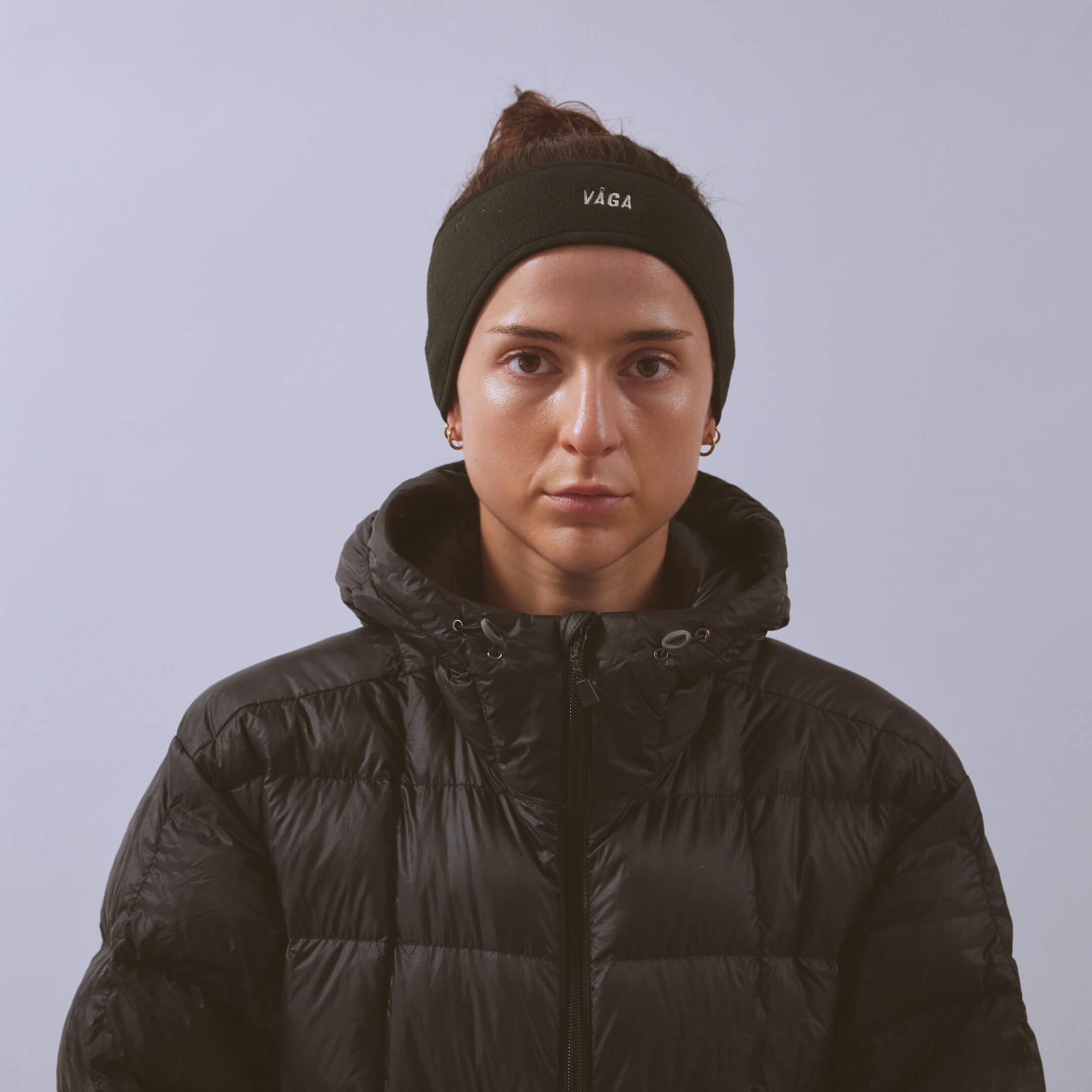 vaga-fleece-running-headband-black-model-front.jpg