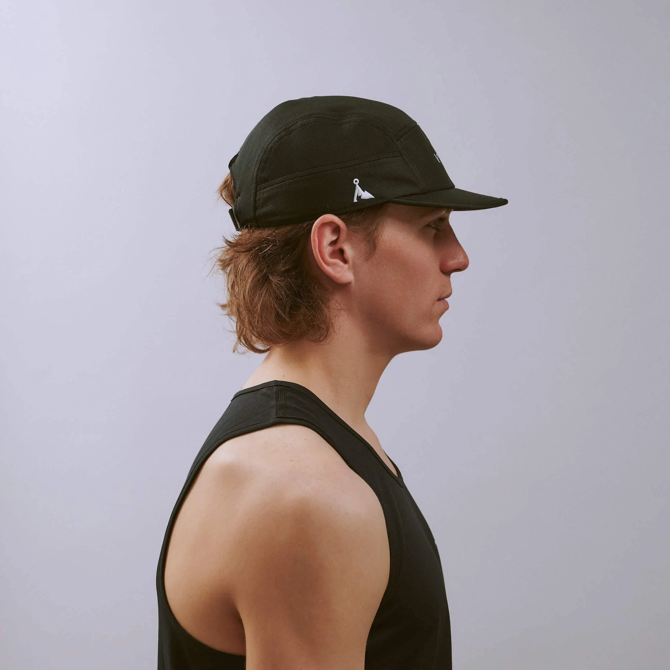 vaga-club-cap-running-cap-stormblack-model-profile.jpg