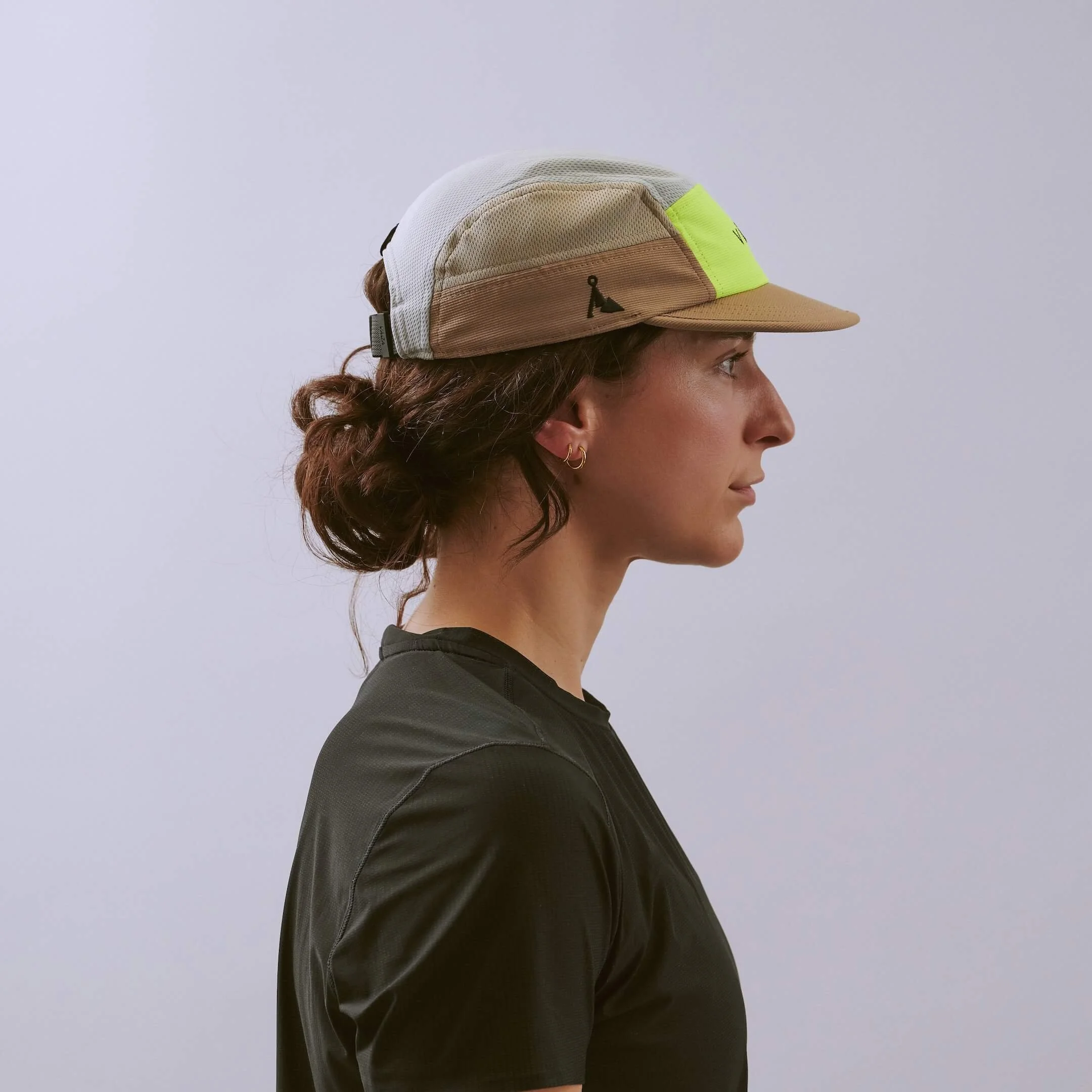 vaga-club-cap-running-cap-Taupe-NeonYellow-LightGrey-l-model-profile.jpg