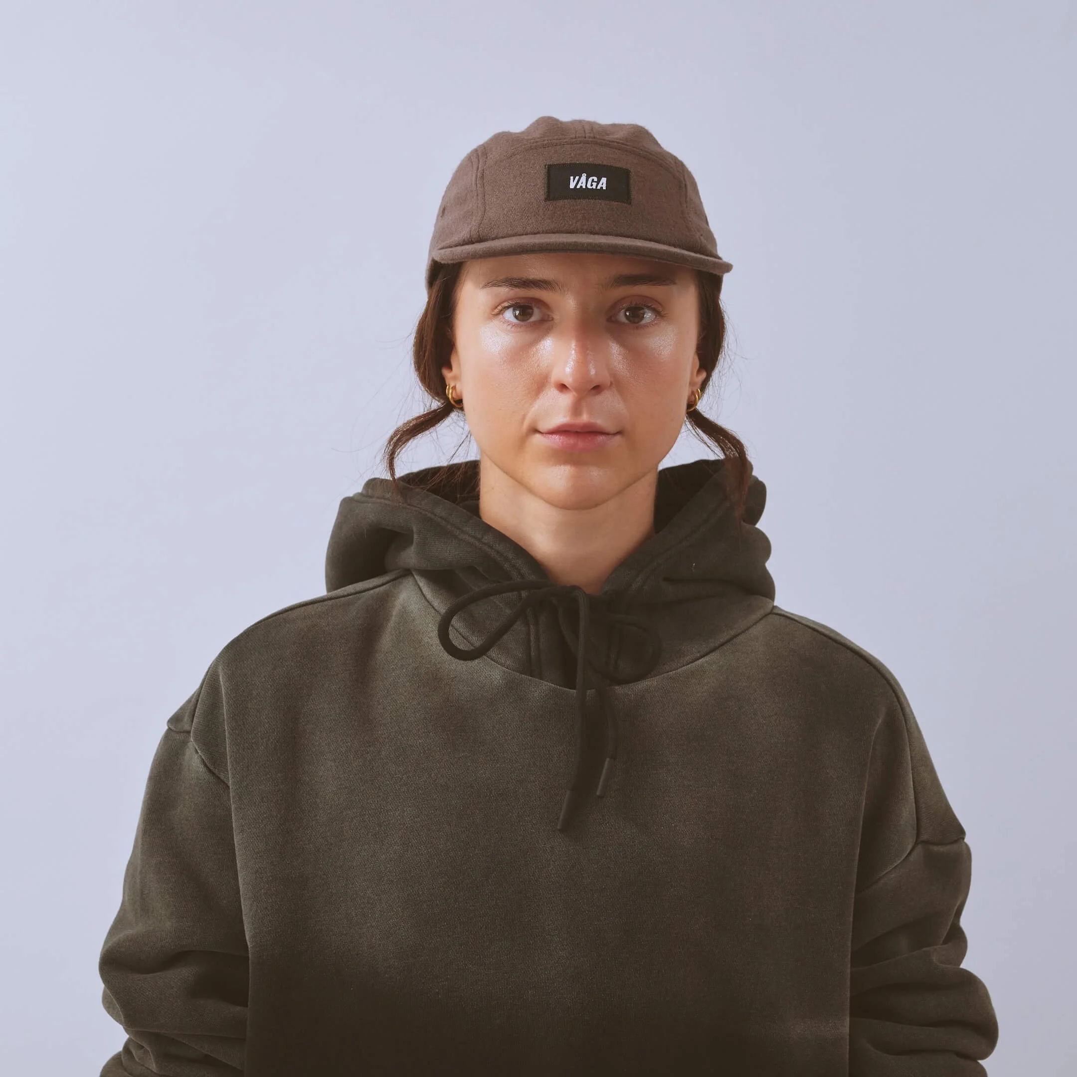 vaga-crag-cap-lifestyle-cap-darktaupe-model-front.jpg