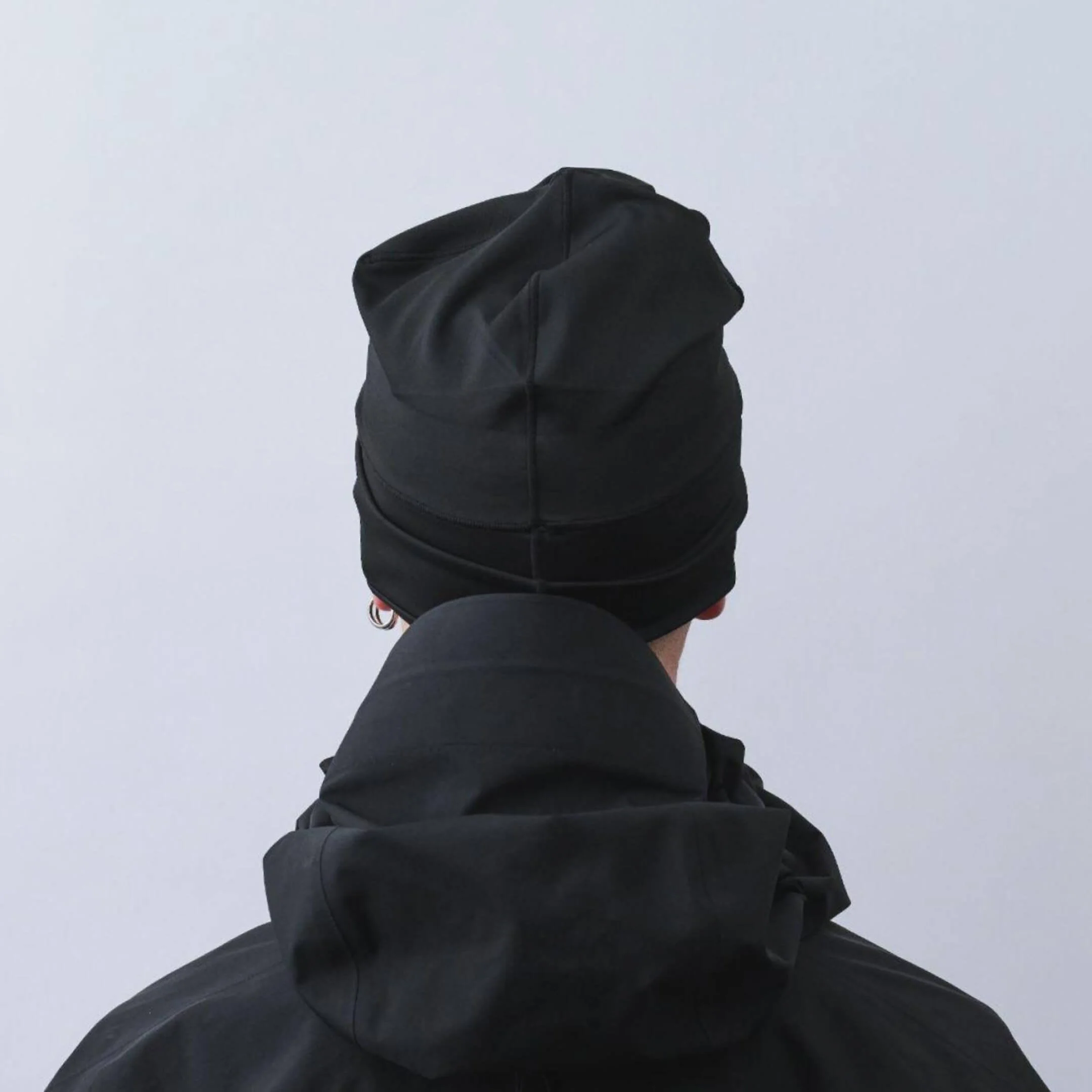 vaga-midweight-supersoft-skull-cap-running-beanie-black-model-back.jpg
