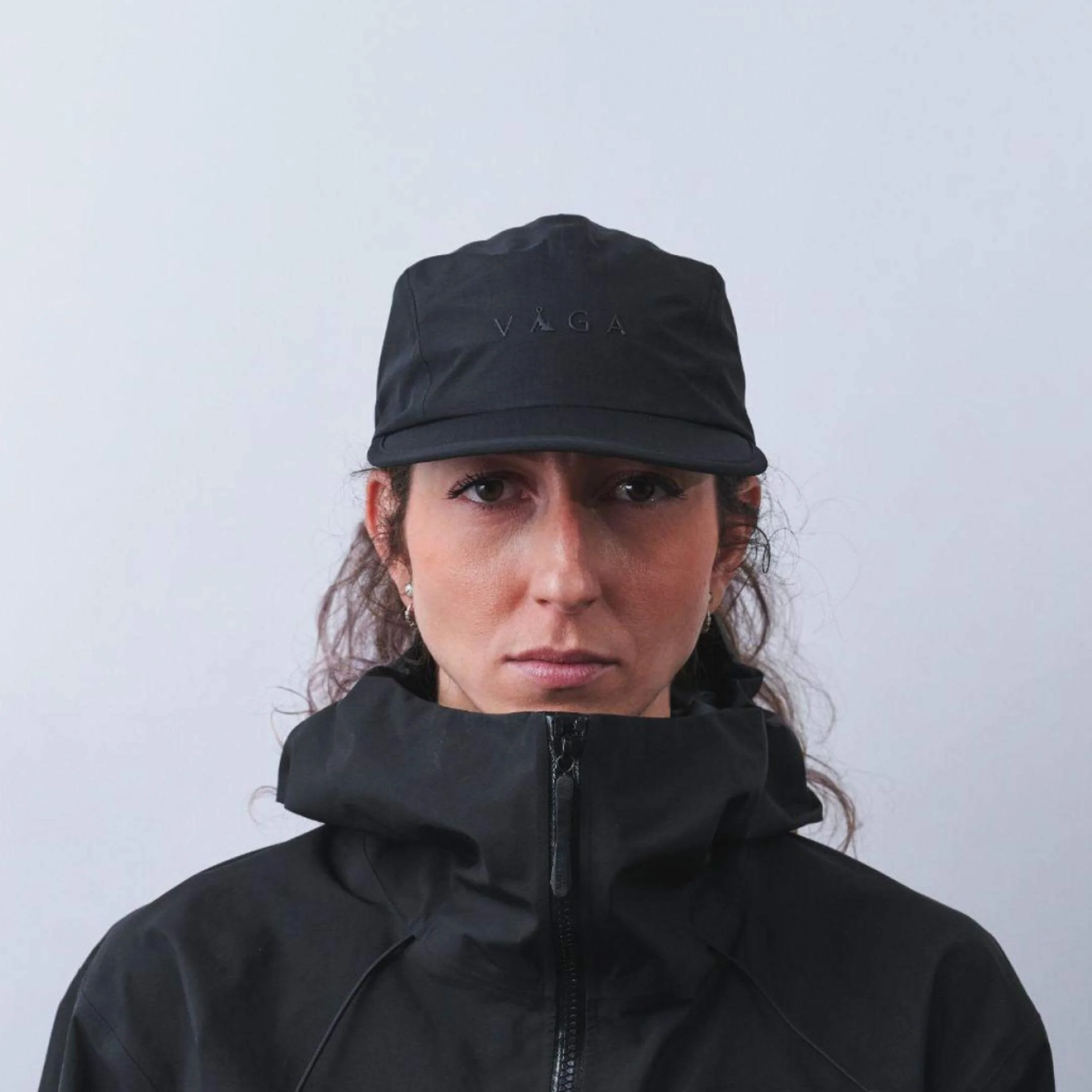 vaga-fell-cap-waterproof-running-cap-black-model-angle.jpg
