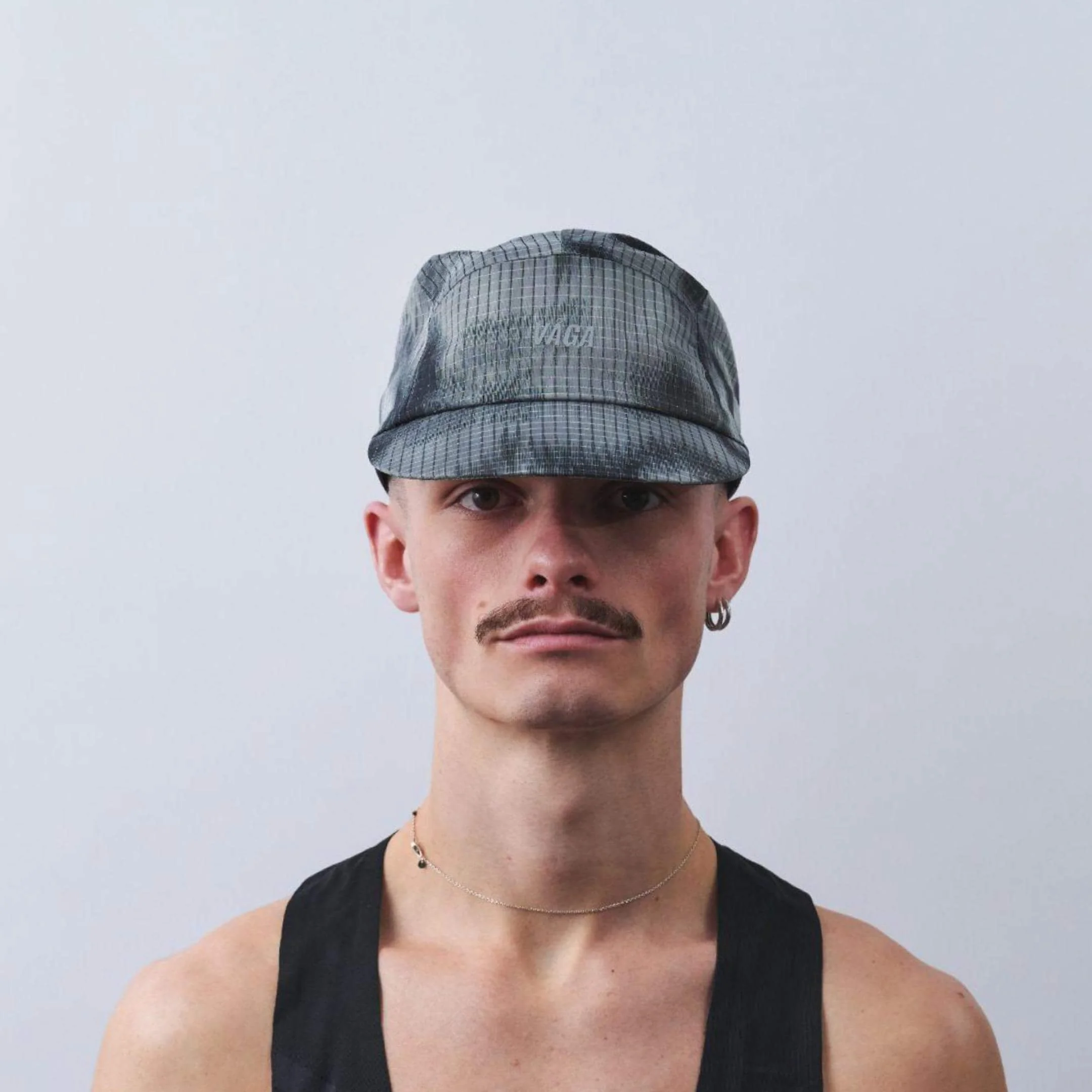 vaga-night-club-reflective-running-cap-black-grey-model-front.jpg