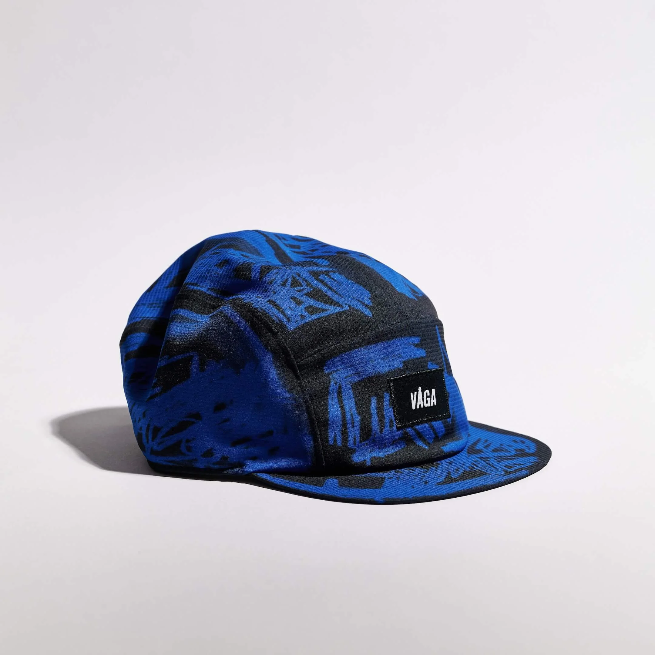 vaga-scribble-running-cap-electricblue-black-angle.jpg