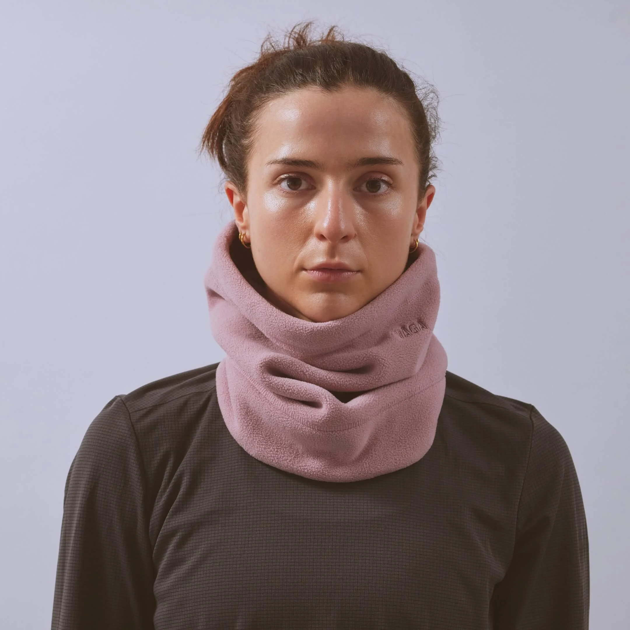 vaga-fleece-neck-gaiter-duskyrose-model-front.jpg