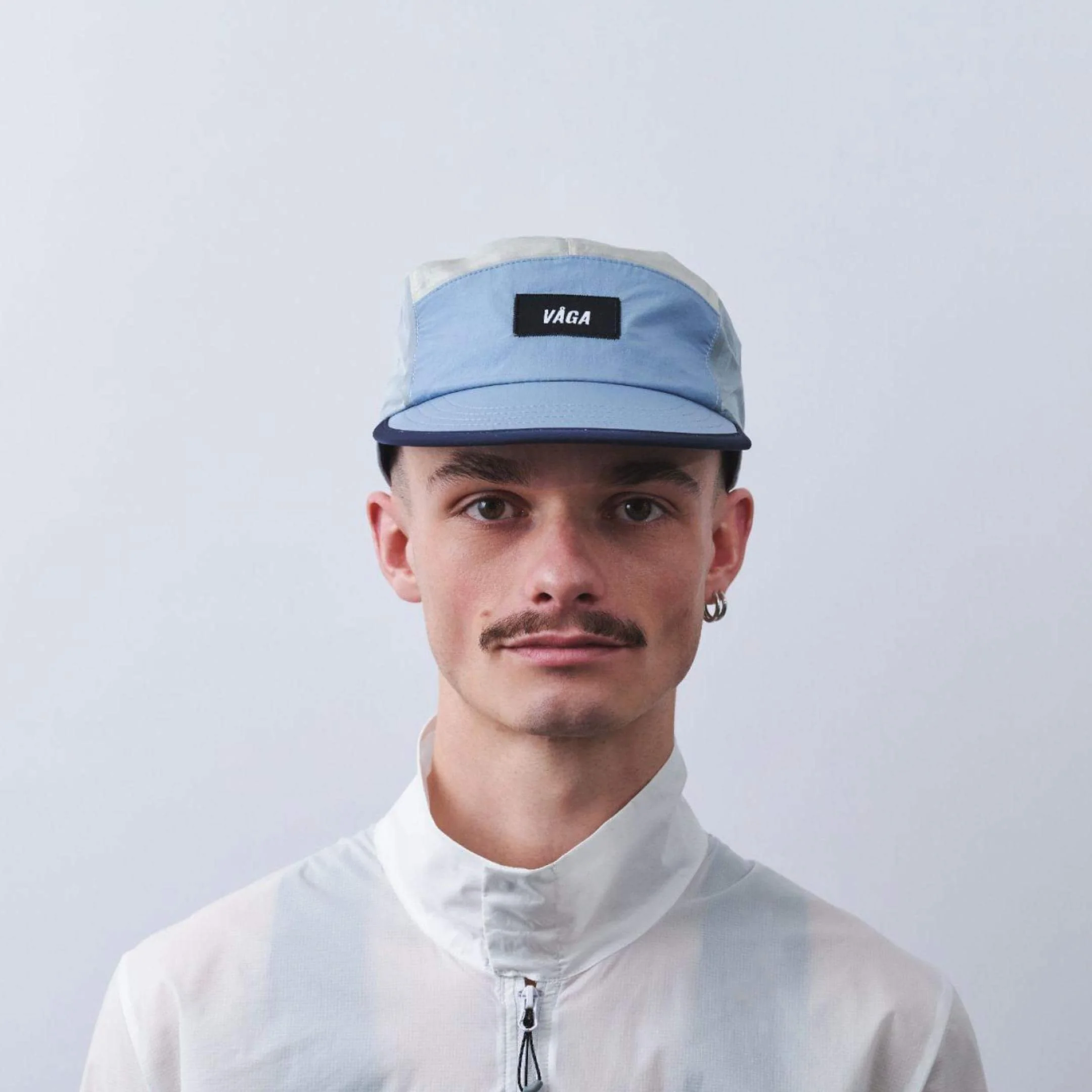 vaga-pacer-cap-running-cap-postalblue-dustgrey-navy-model-front.jpg