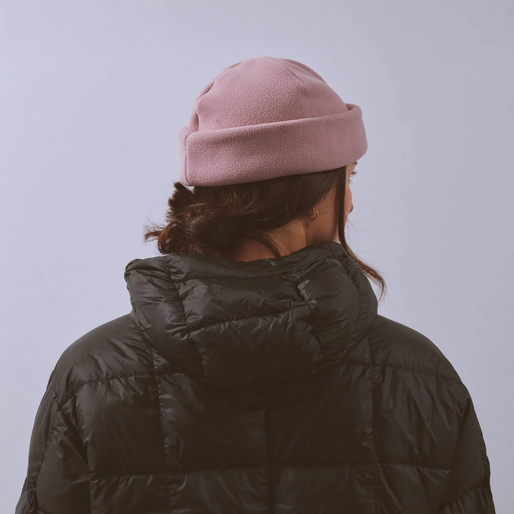 vaga-fleece-beanie-running-hat-duskyrose-model-back-angle.jpg