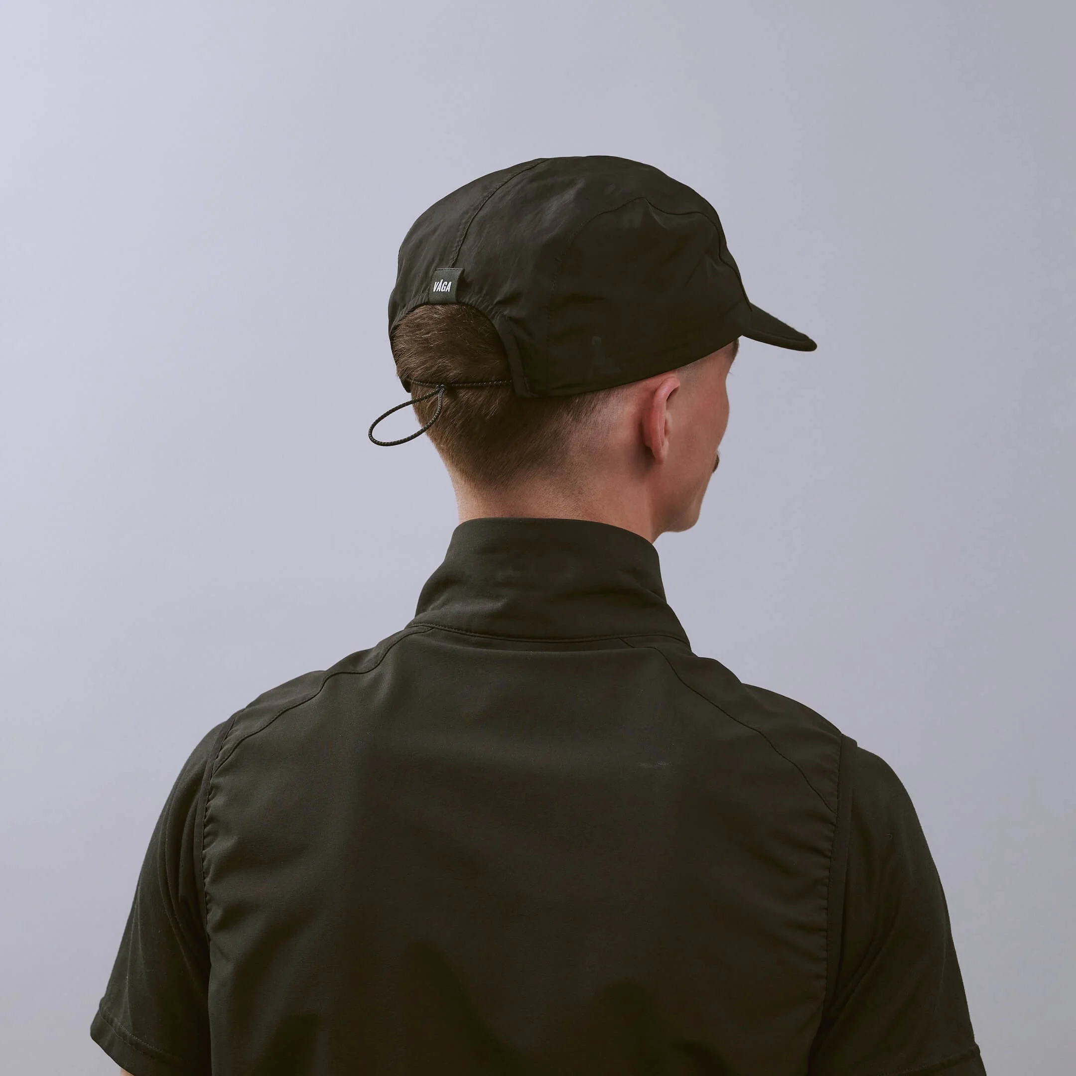 vaga-pacer-cap-running-cap-black-r-model-angle.jpg