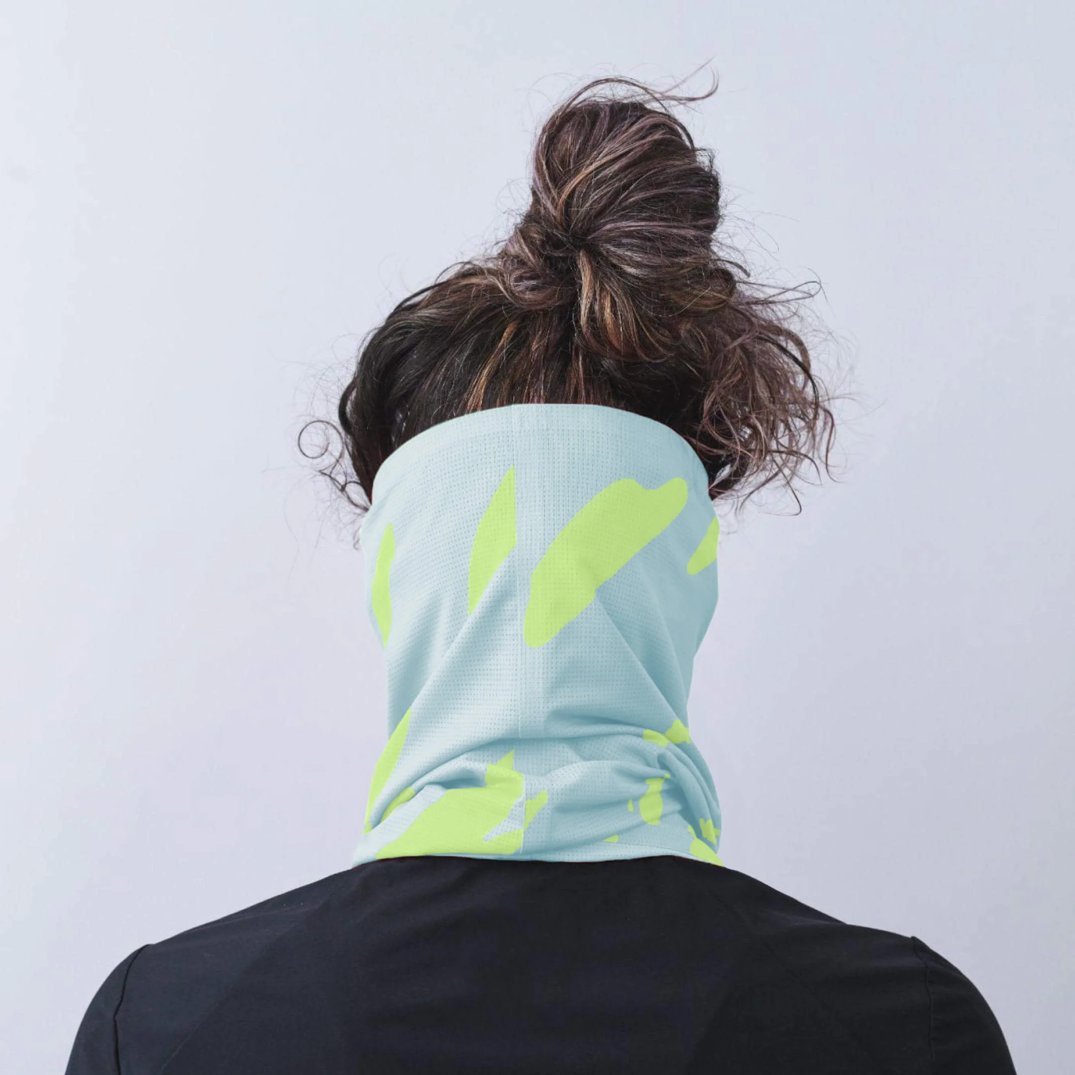 vaga-lightweight-mesh-running-neck-gaiter-mint-yellow-model-back.jpg