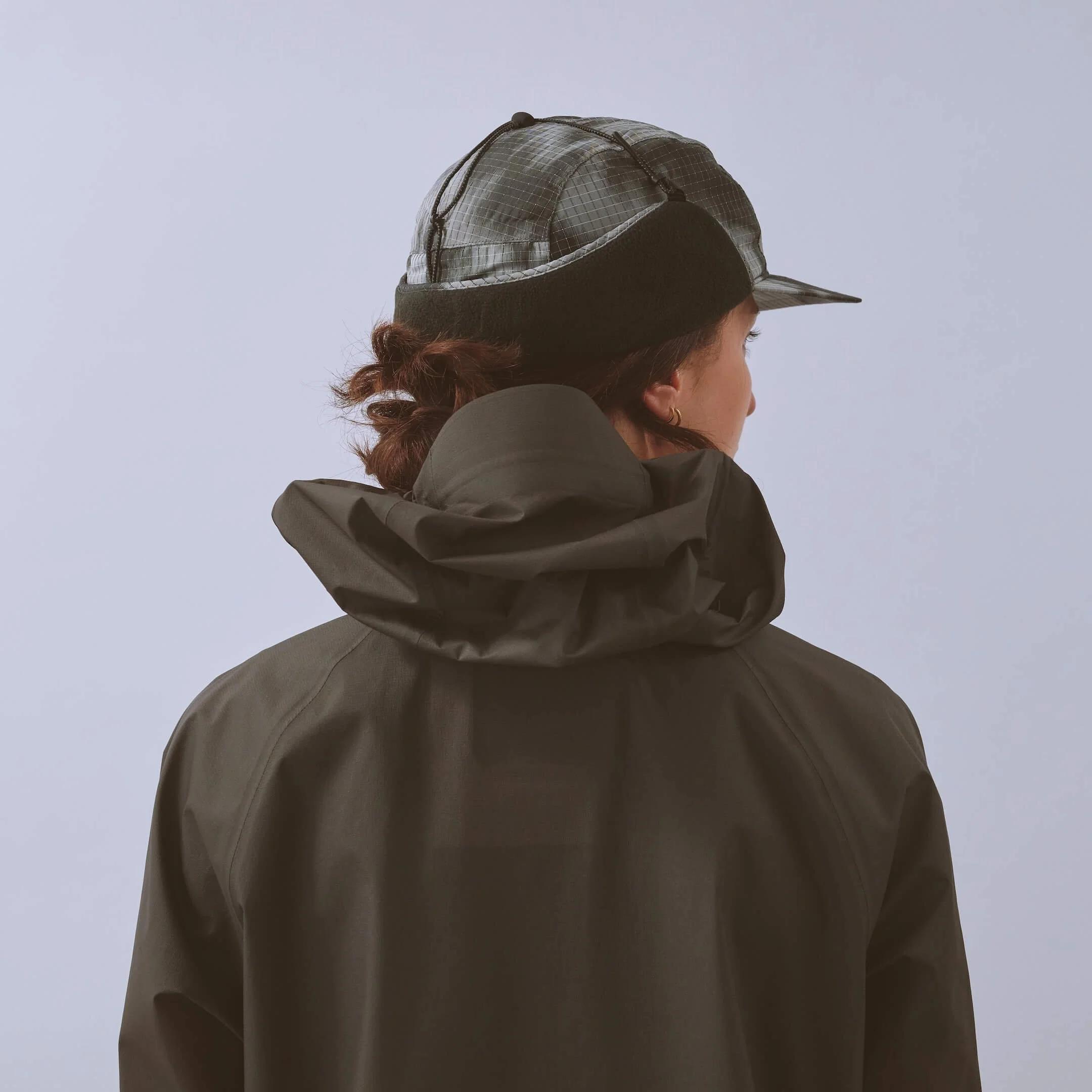 vaga-padded-hiker-cap-black-greyreflective-model-back-angle-up.jpg