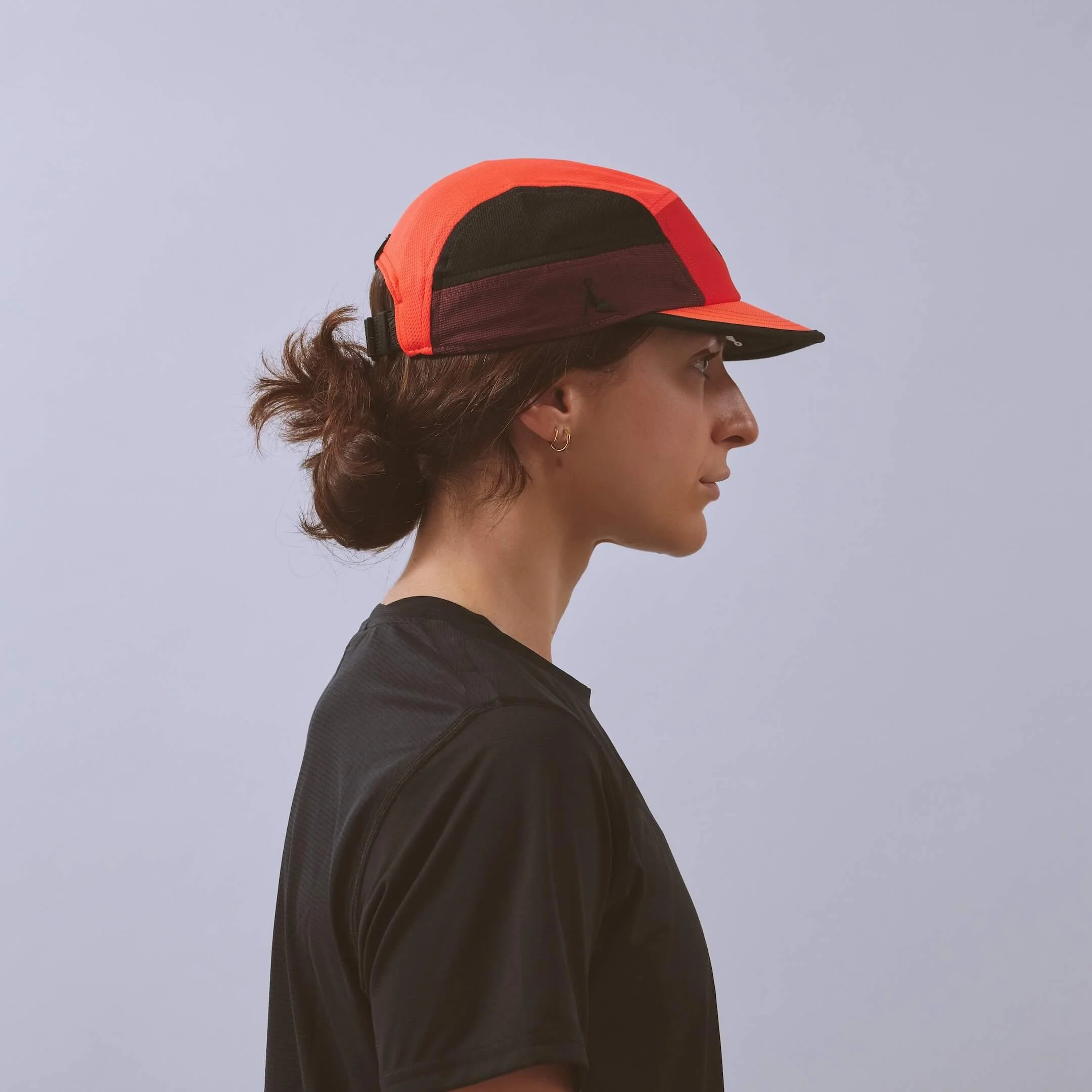 vaga-club-cap-running-cap-neoncoral-red-bordeaux-model-profile.jpg