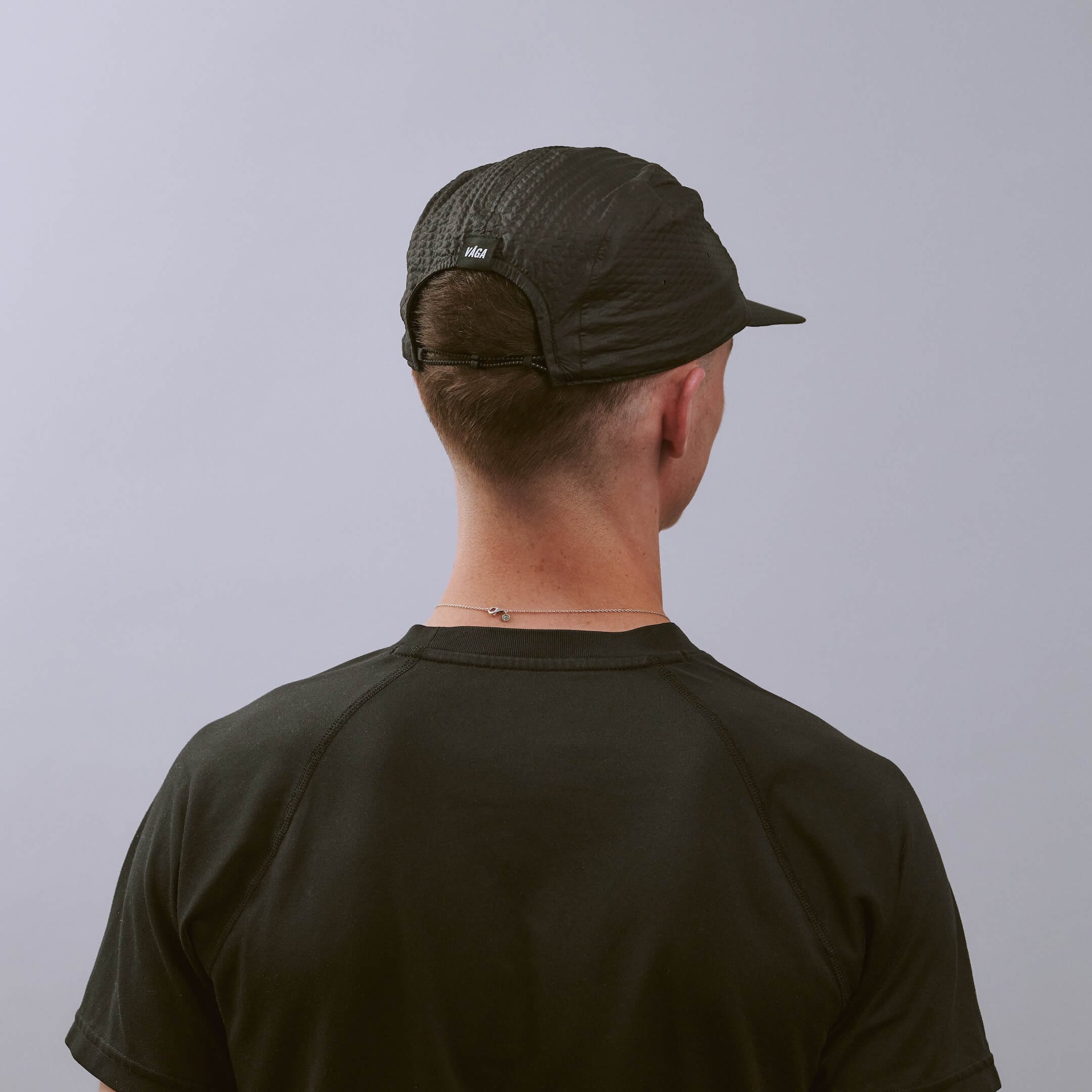 vaga-viper-lite-cap-textured-running-cap-black-r-model-angle.jpg