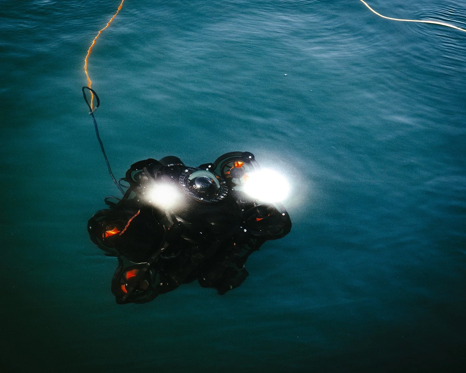 Perfekt för inspektioner, kartläggningar, bärgning och räddningsinsatser. Utvecklad för användare som kräver tillförlitlighet och precision. Djupklassad till 305 meter (1 640 fot)