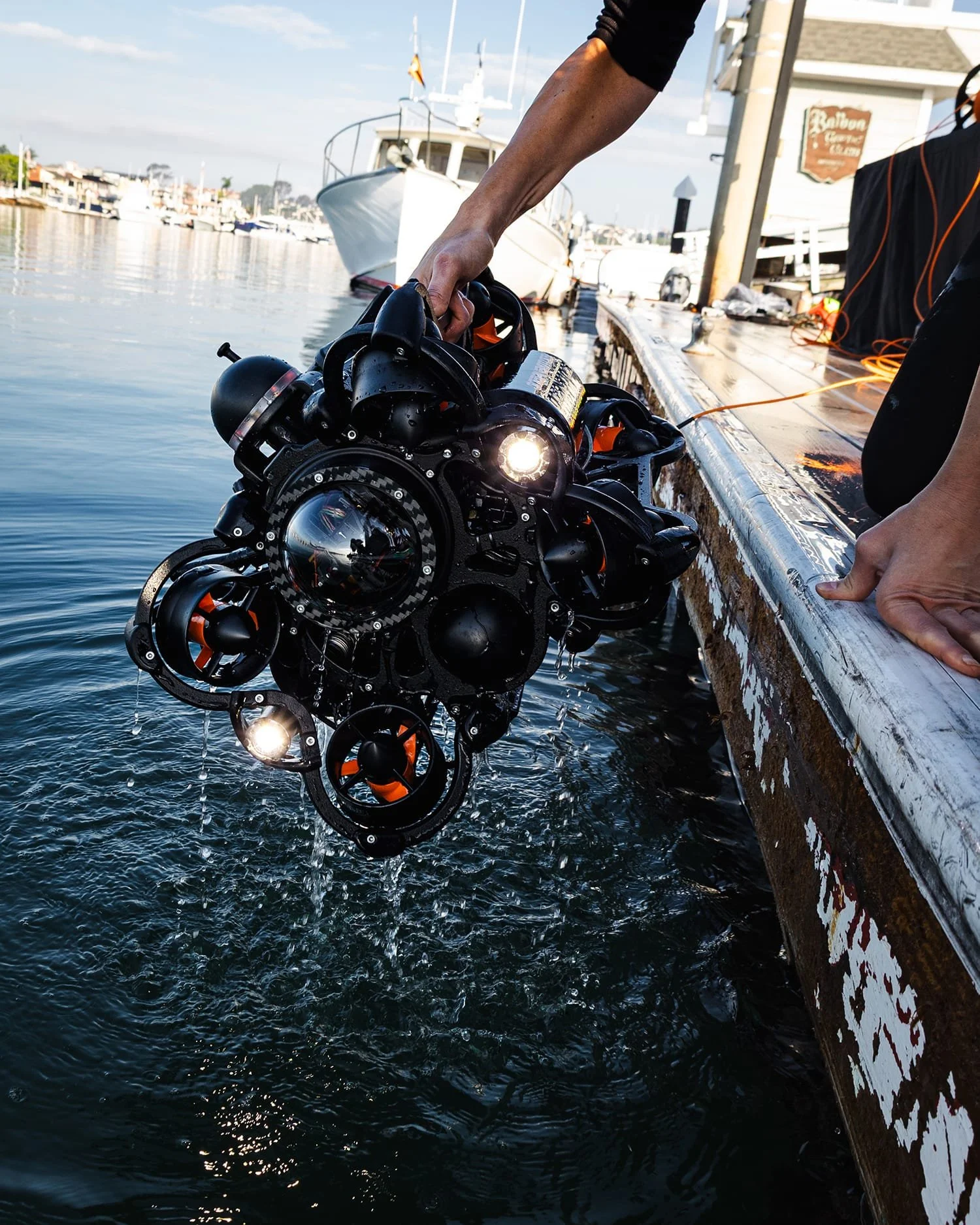 Liten men kraftfull – upplev samma intuitiva SubNav OS-programvara, extrem manövrerbarhet och enkla hantering som hos SRV-8 och SRV-8X. Njut av en branschledande batteritid på upp till 4 timmar.