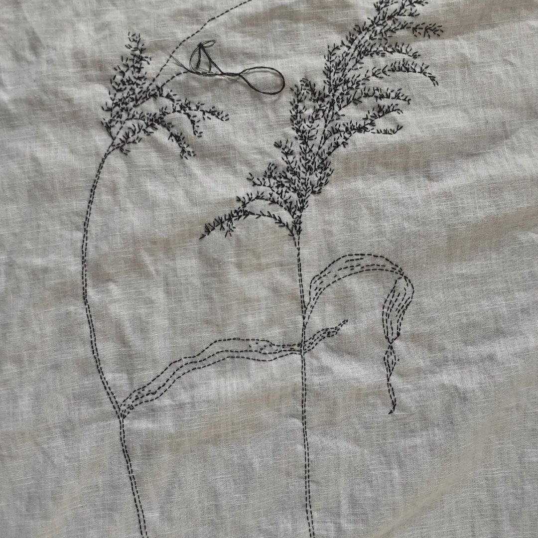 I've started a second length of cloth with reeds blowing in the wind. This is to accompany the winter plants I've posted before, to put plants growing along the river on the map of our consciousness....#Muchelney #somersetartworks #somersetreaquainte