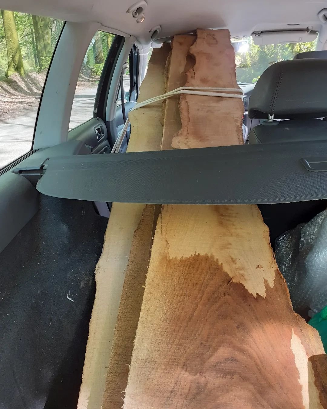 Fresh cut planks on their way to the studio. Thanks to @heydonwood for providing! This is how my carvings and woodcuts start their journey,  on natural wood planks with their waney edges.
#naturalwood