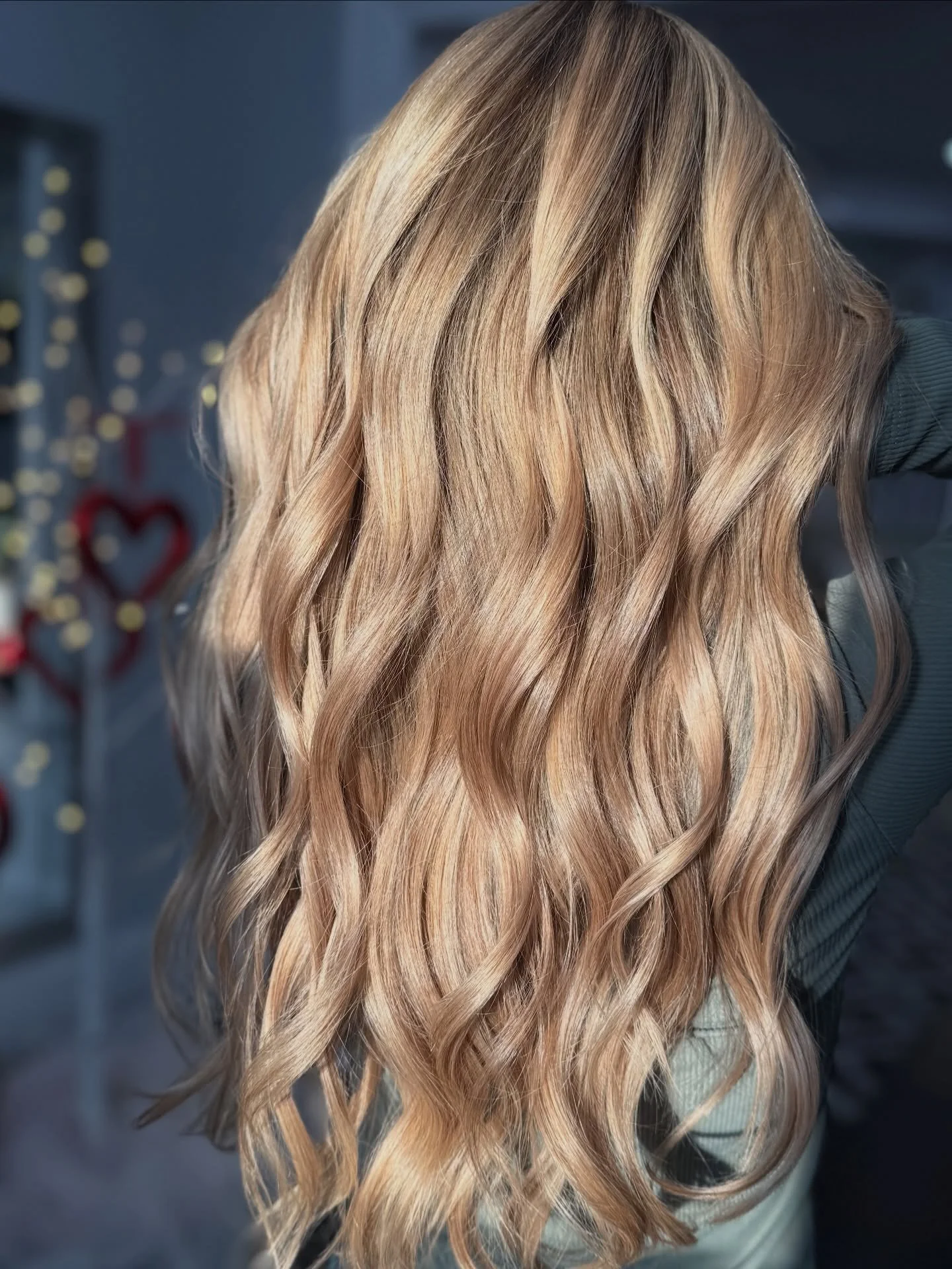 The difference lighting makes ✨

These photos were taken one minute apart and about 12 inches from each other.
Same day. Same time. Same hair.

The only difference?
Direct light vs. indirect light.

And honestly&hellip; in person, it still looks diff