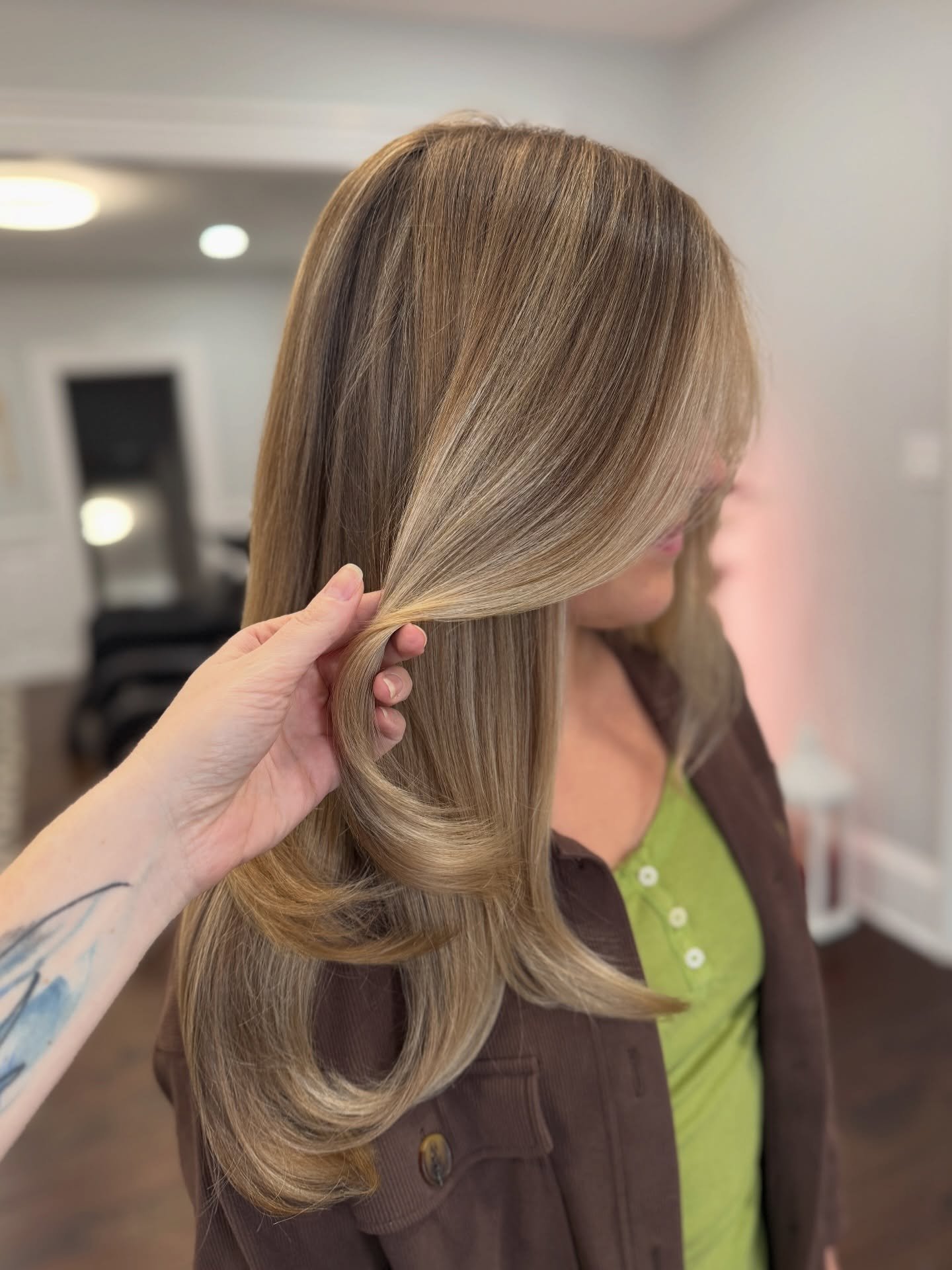 One more hair post for the snow day ❄️

A classic before &amp; after!

We didn&rsquo;t need a drastic change to get a big result.
Our goal was to preserve as much length as possible, start growing out some of the layers, and bring the color back into