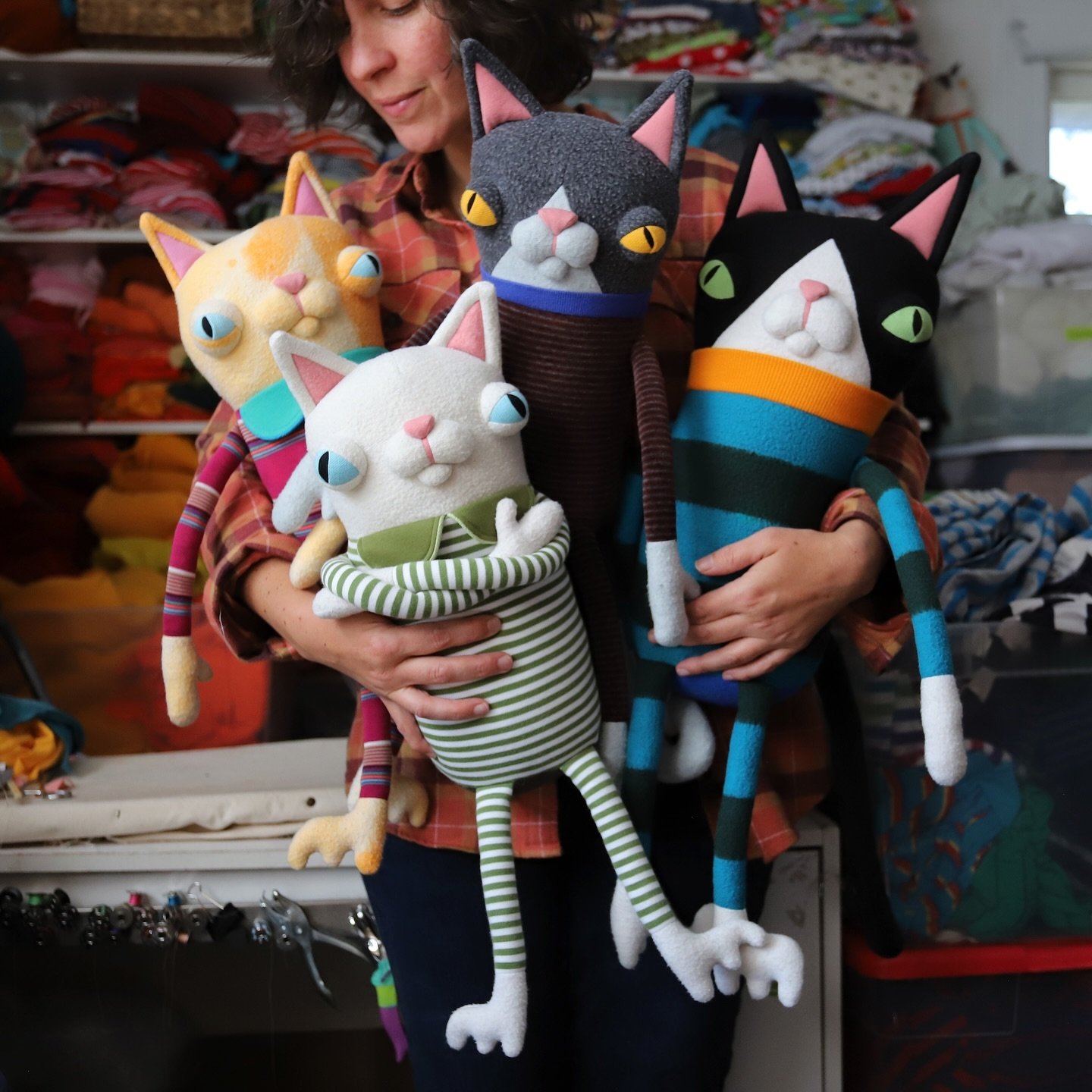🐈&zwj;⬛🐈🐈&zwj;⬛🐈🐈&zwj;⬛ I just finished up this batch of thirteen new kitties and plopped them right in the cottonmonster.com shop&hellip;in case anyone is looking for a huggable emotional support cat 😬
.
.
.
.
. 
#cottonmonster #textileart #ca