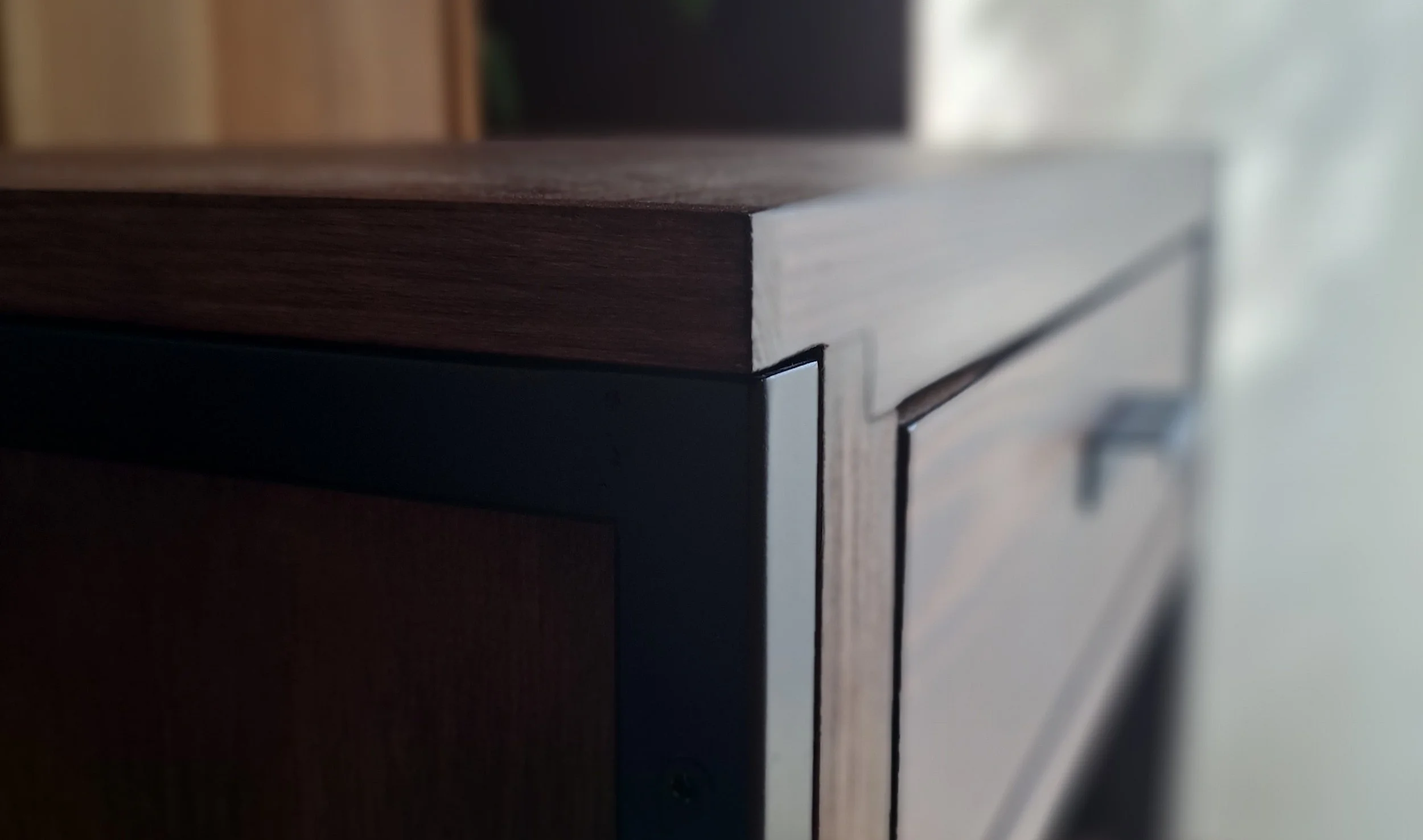 Nahaufnahme einer Holzschrank- oder Möbeltür mit Griff in Nahaufnahme.