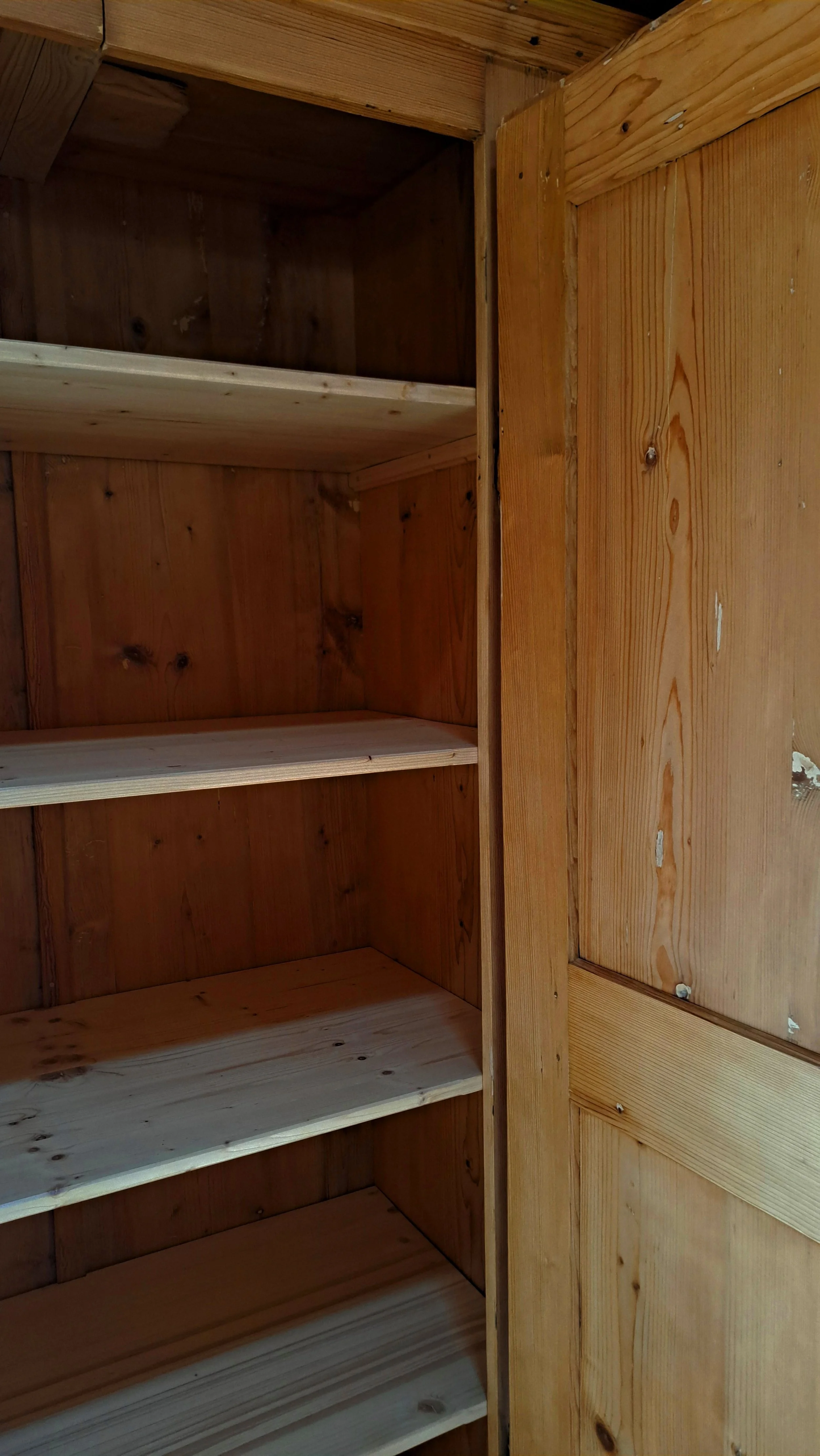 Holzregale in einem Schrank