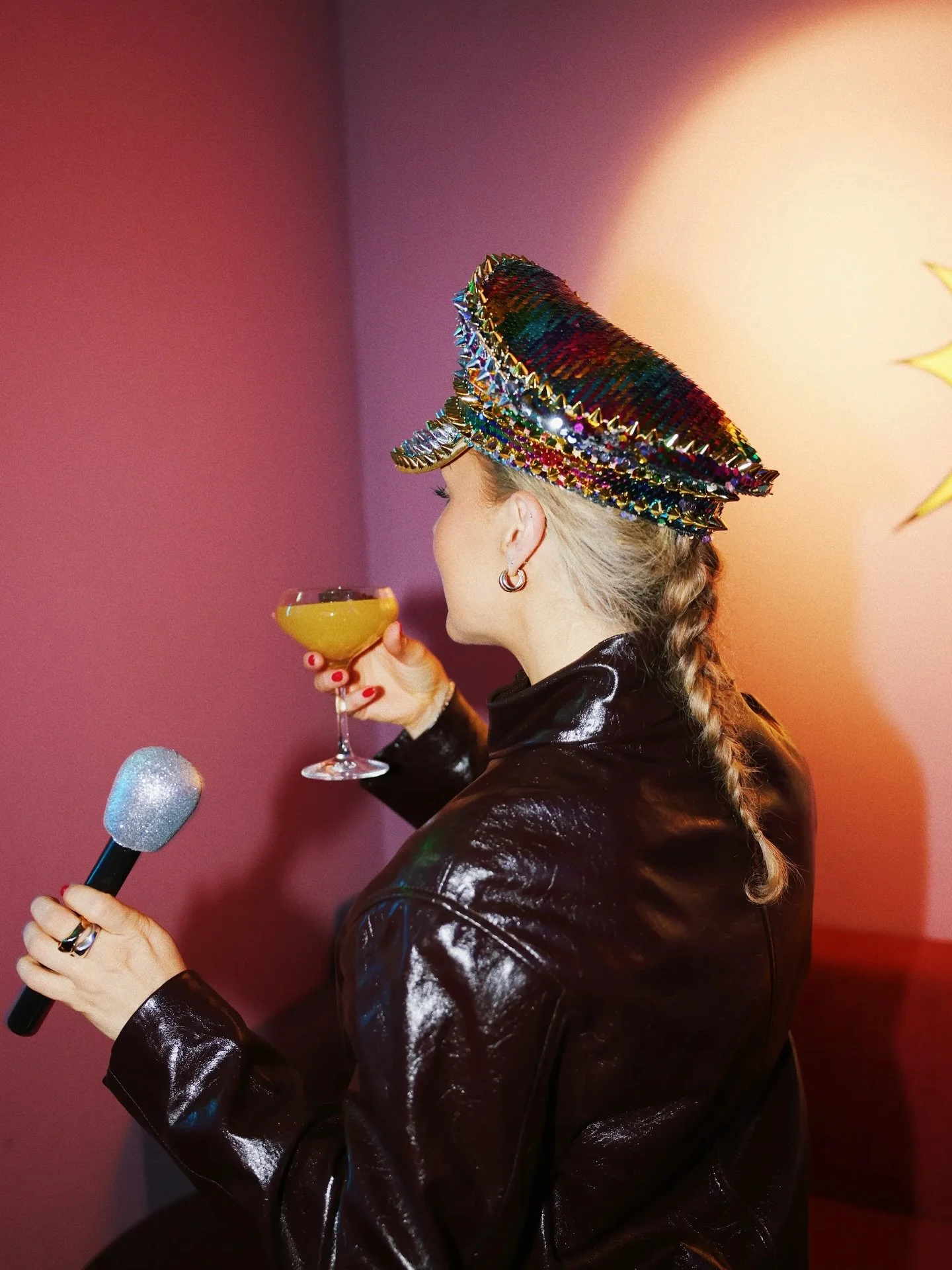 Kom och fira in helgen med sk&ouml;ns&aring;ng &amp; goa drinkar 🎶🍸🕺 

&Ouml;ppettider: 
Fredag: 17-03 (After Work 17-19) 
L&ouml;rdag: 17-03 

#karaoke #starkaraoke