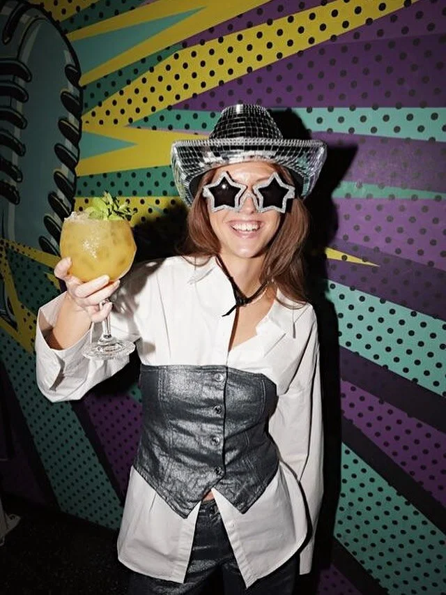 Du vet v&auml;l att vi har Open Mic? Sv&auml;ng f&ouml;rbi p&aring; en festlig drink, greppa micken och scenen &auml;r din! 🎤⚡🪩 

#karaoke #starkaraoke #g&ouml;teborg