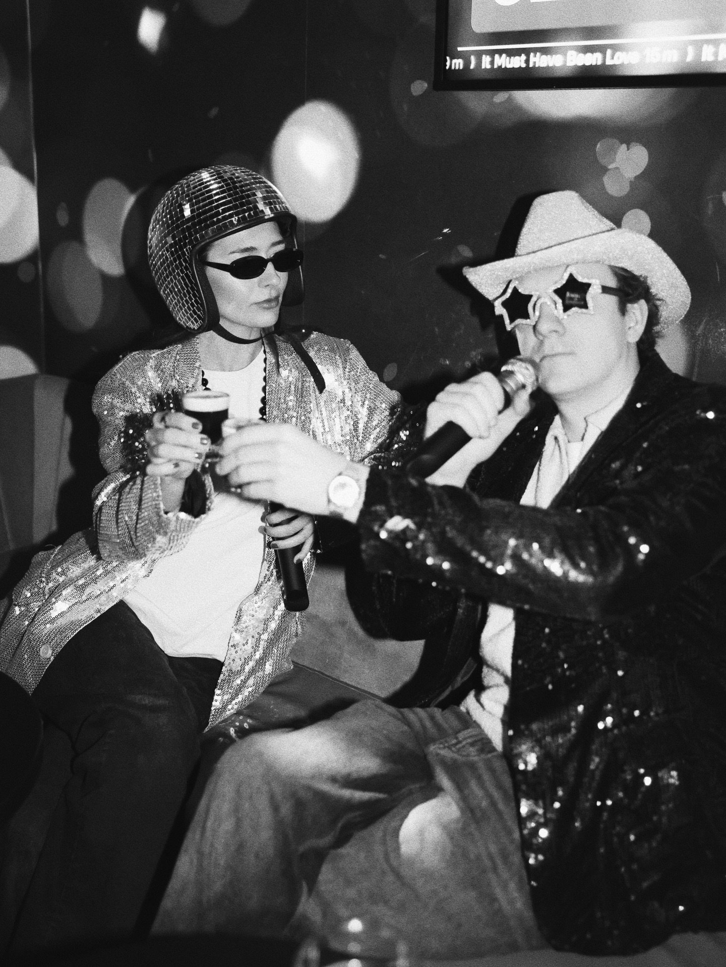 Jul &amp; ny&aring;r p&aring; Star Karaoke 🎆🥂🎤 
Vi h&aring;ller &ouml;ppet flera dagar under helgerna f&ouml;r dig som vill ta en drink, sjunga loss och h&auml;nga med g&auml;nget. 

H&auml;r &auml;r v&aring;ra &ouml;ppettider: 
24/12 - Julafton: 