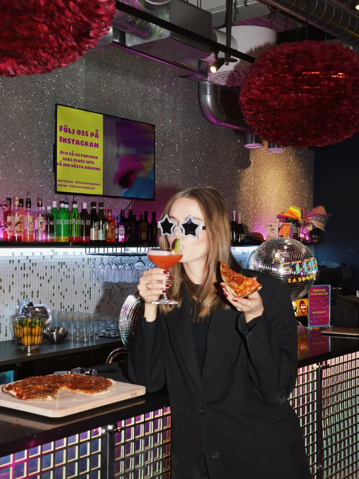 Studenter! 🎓 
Julledigt, inga scheman att passa och gott om kv&auml;llar att fylla? 

Vi k&ouml;r studentkv&auml;llar varje onsdag kl. 19:00&ndash;01:00 🎤🕺🍺 
🪩 50 % rabatt p&aring; privat karaokestudio (1 h 45 min) 
🪩 Pizzor f&ouml;r 99 kr 
🪩&