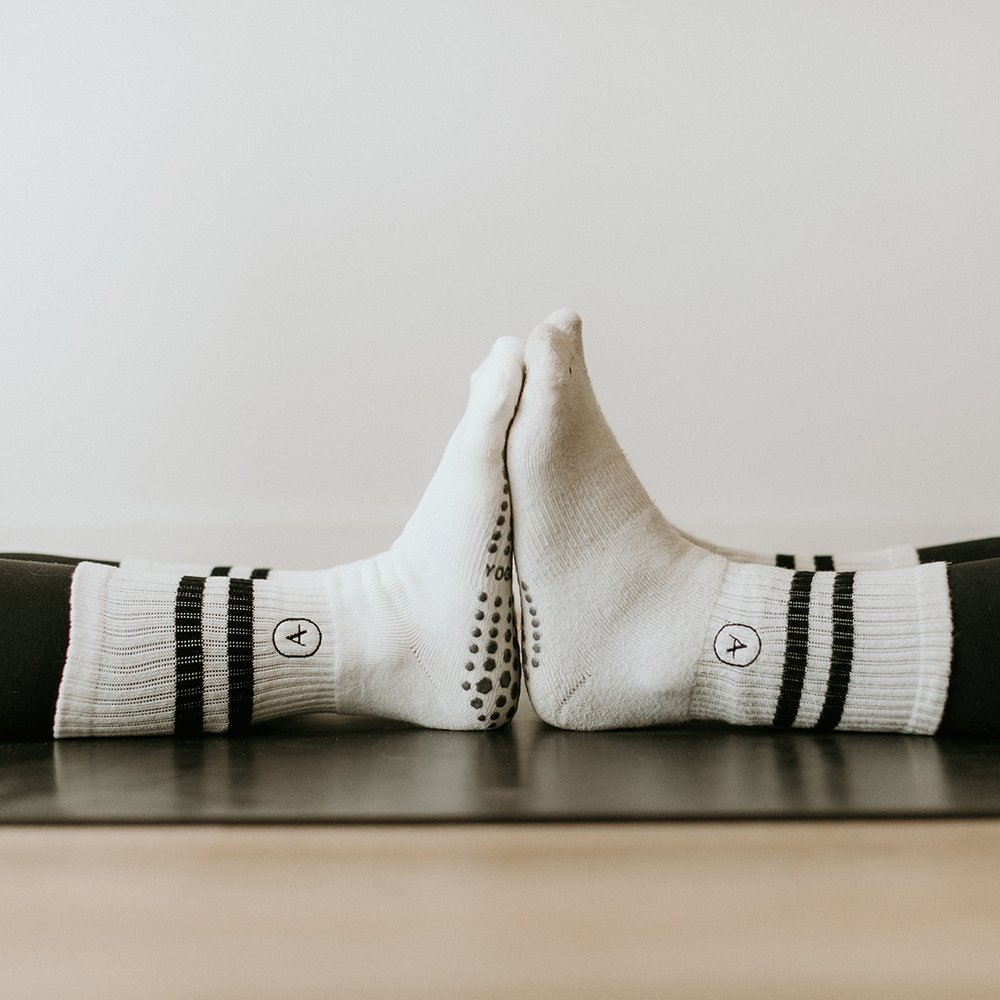 GOMOREON 1Pair Non Slip Yoga Socks with Grip, Toeless Anti-Skid
