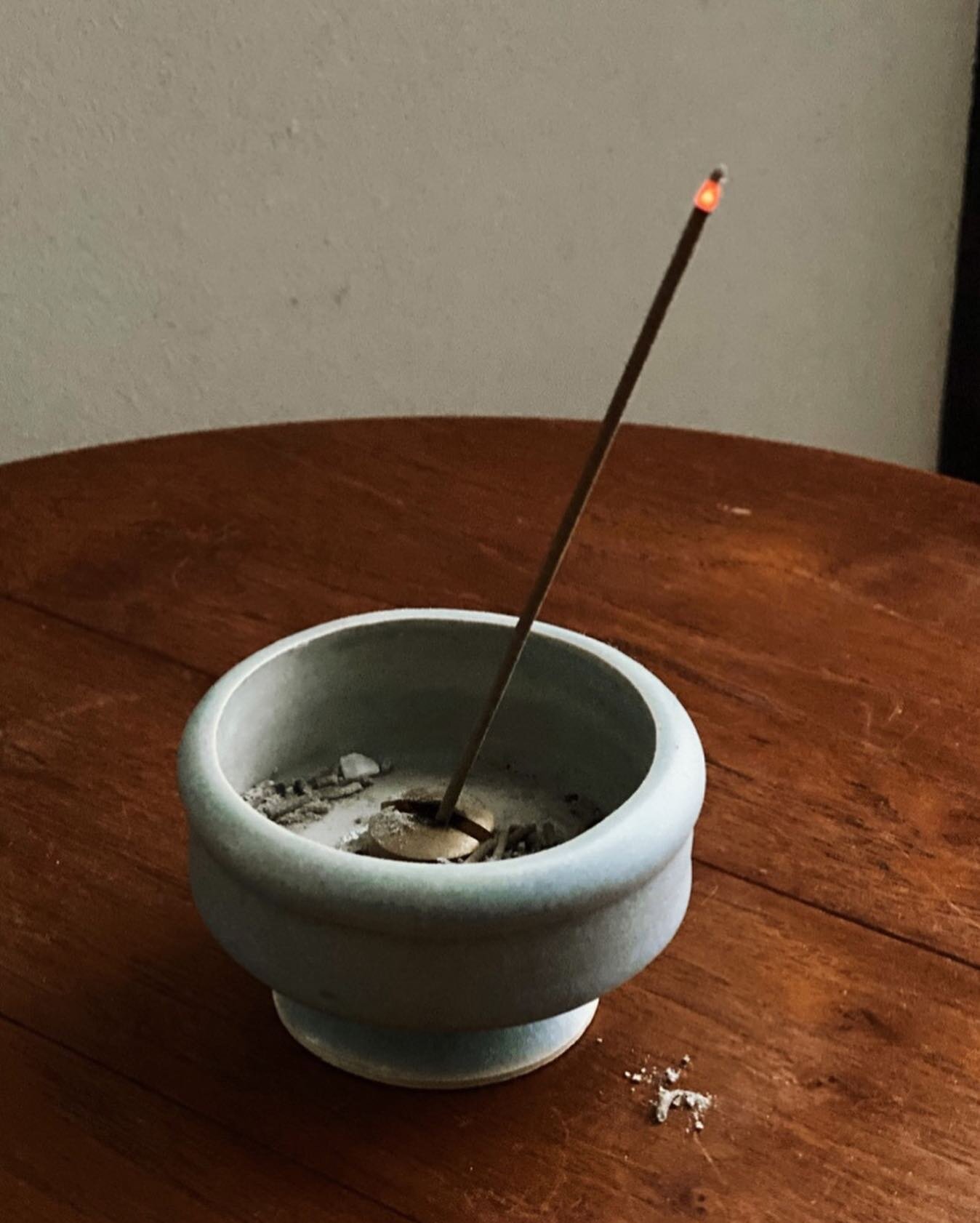 Incense burning is one of the best way to self meditate with. However, the cleaning process can be quite irritating especially when ashes drop outside the container. 

#london #design #zen #incenseburner #incense #incenseburner #interiordesign #art #