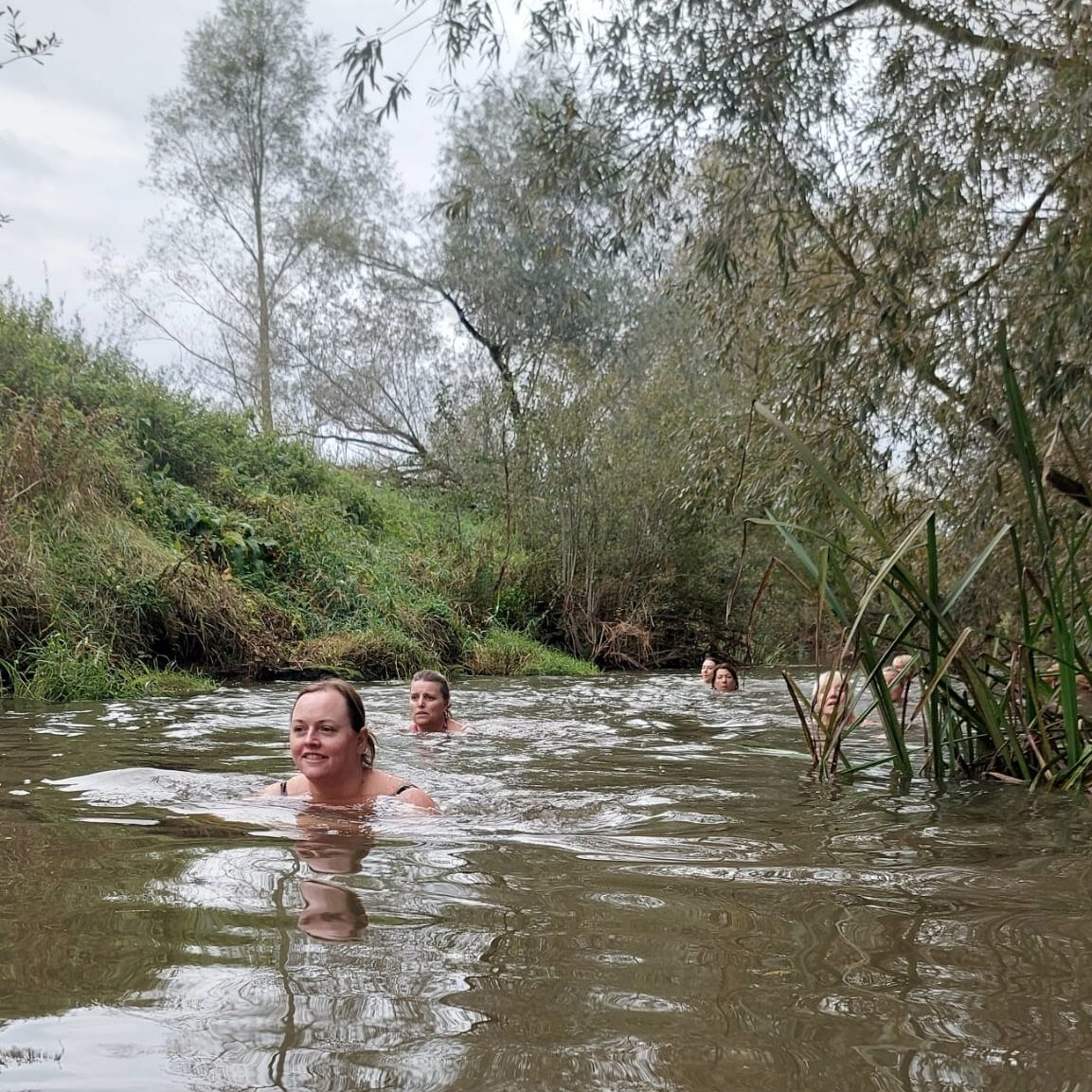 ✨S W I M  W I L D✨

Thank you to all the wild souls that joined us for our river dip this morning. With a few newbies to wild swimming we shared tips, stories and lots of laughs together. The water temperature was a balmy 16 degrees and with the air 