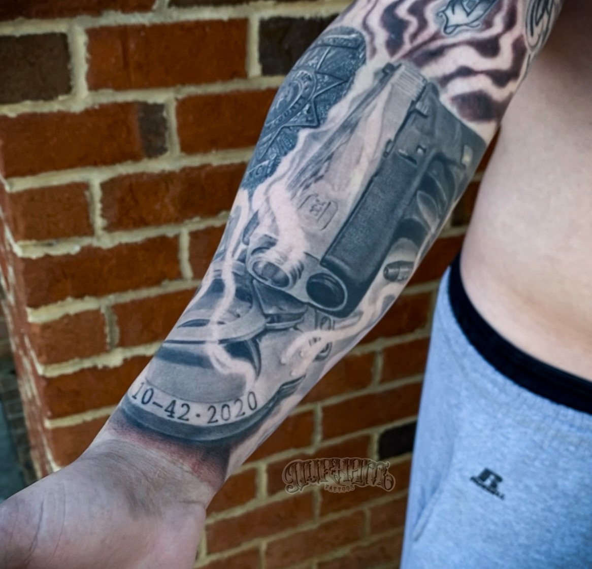 Glock and cuffs.JPEG