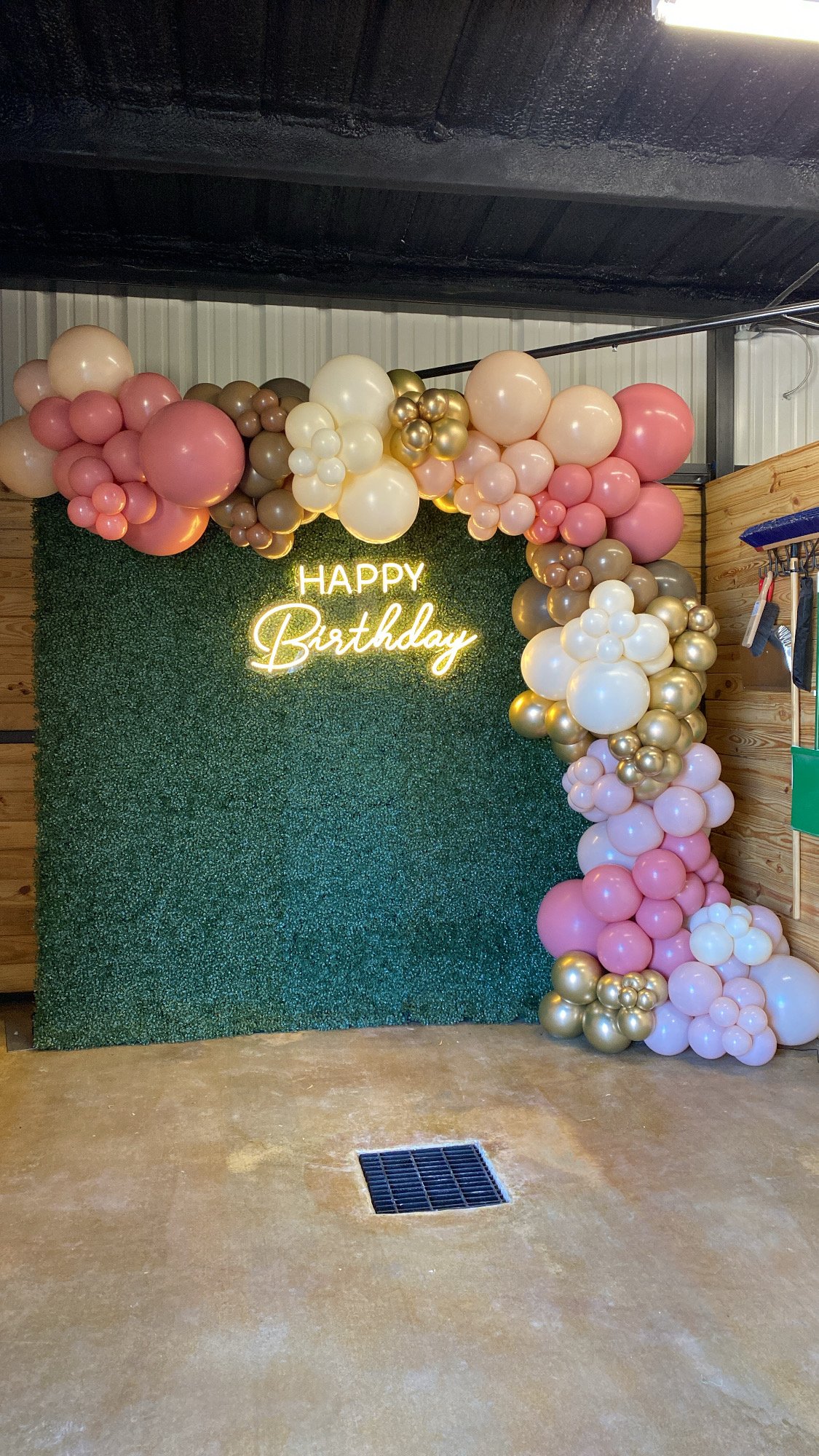 Boxwood Backdrop 8'x8'