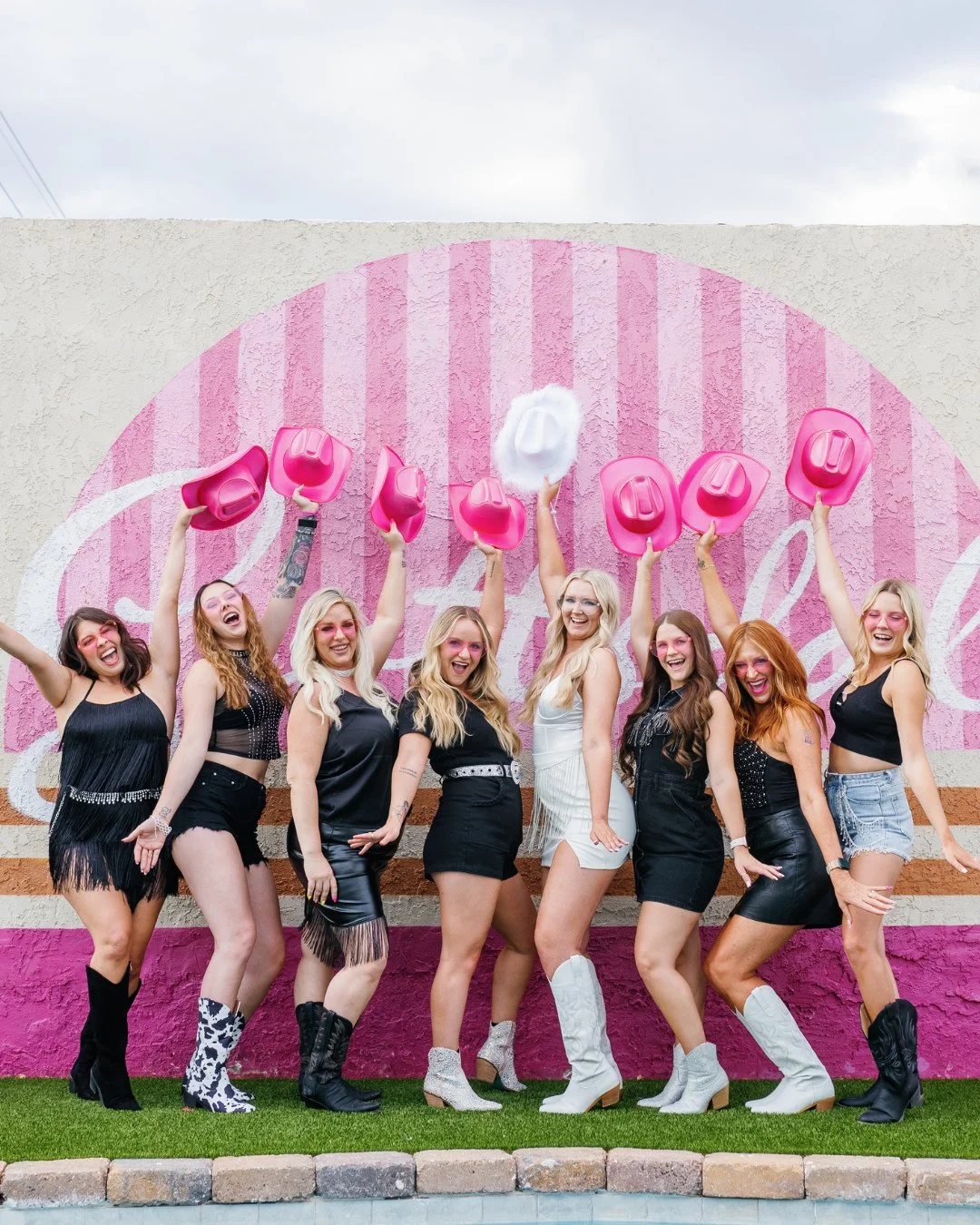 Boots, hats, sass, repeat 🤠💋⁠
Scottsdale style bachelorette parties hit different and this backdrop brought the whole vibe together⁠
⁠
📍Scottsdale, AZ⁠
⁠
#scottsdalebachelorettephotographer #scottsdalebacheloretteparty #scottsdalephotographer #gir