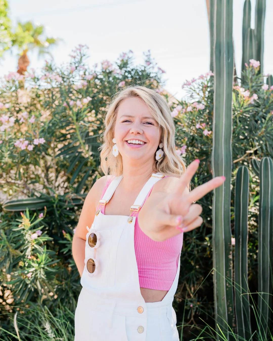 The happy glow, the peace sign, the pink tank, she understood the assignment 💕⁠
⁠
Scottsdale is full of cute little corners like this to snap those candid, golden hour shots that feel so you.⁠
⁠
Let&rsquo;s make your weekend feel as fun as it looks!