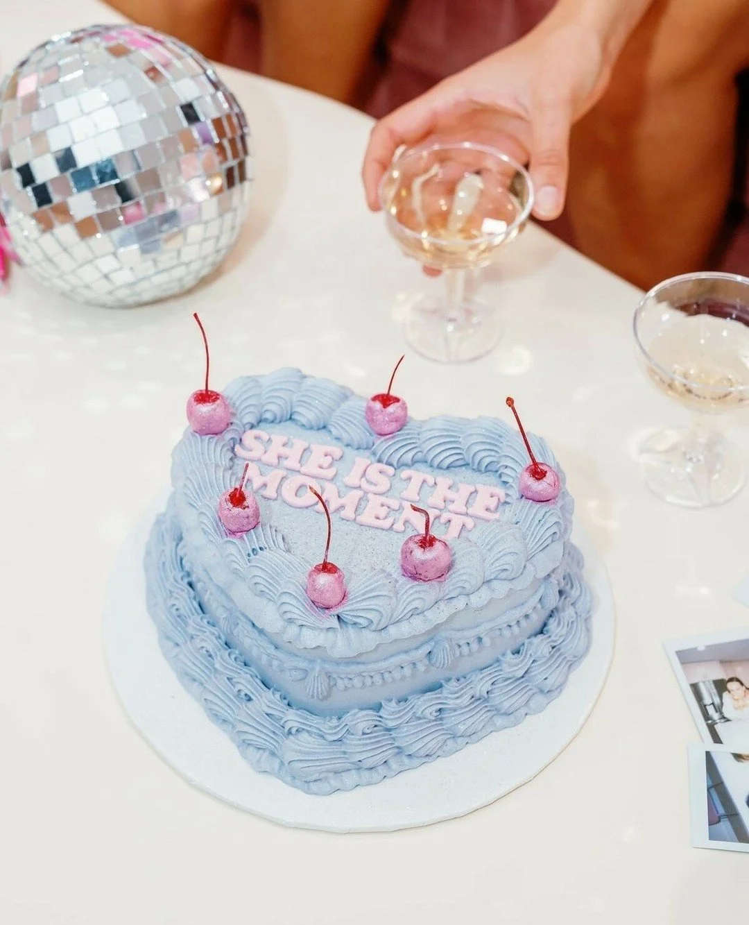 She is the moment. Period. 🎂🩵✨⁠
This cake, the disco ball, the Polaroids scattered on the table&hellip; these are the little details that make your weekend unforgettable 💿📸🍒⁠
⁠
I always carve out time to capture your flat lays and detail shots b