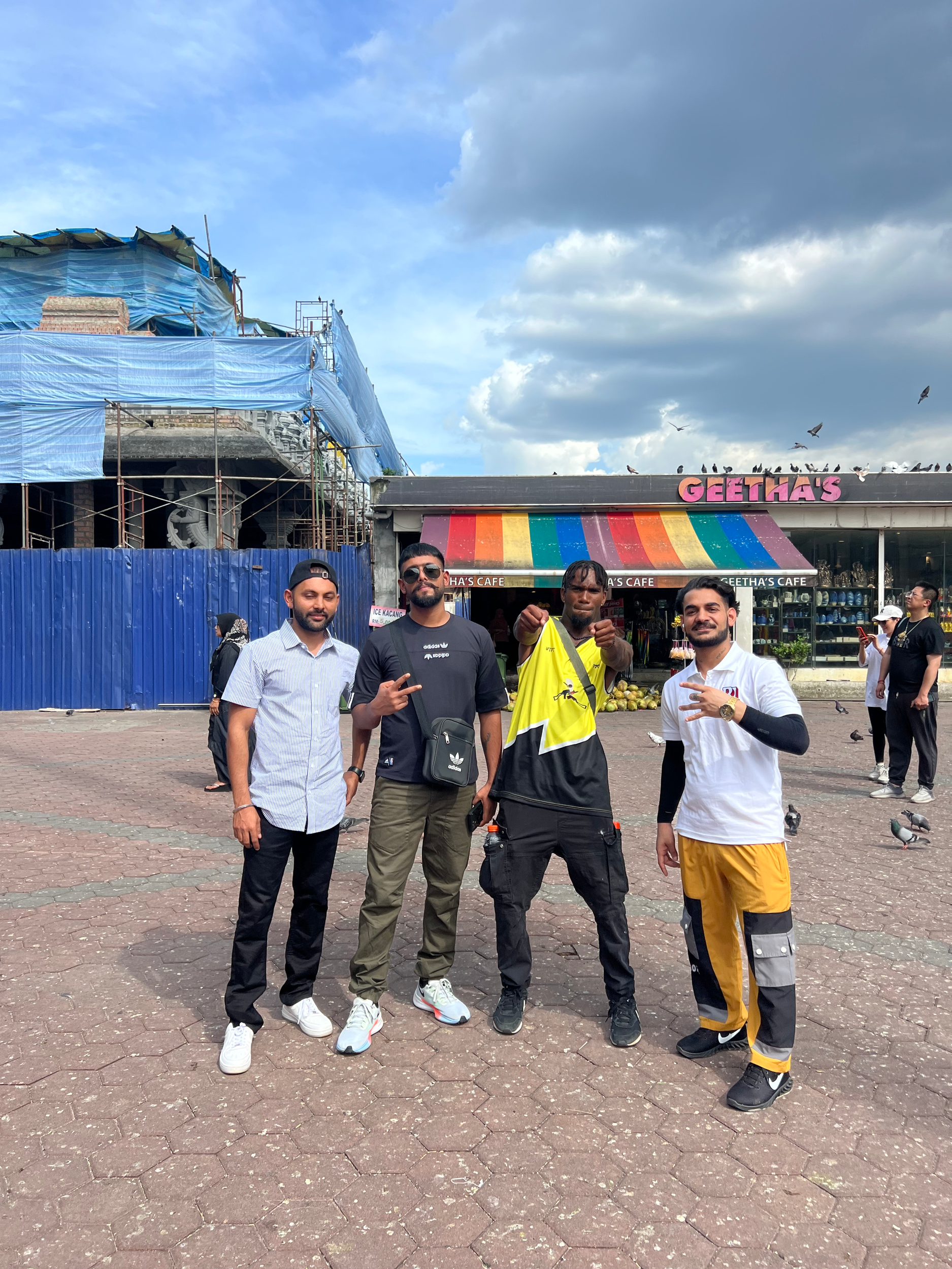 Random people flexin with upthatpoletom