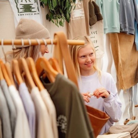 ✨ Thanks to @emma_mac_photography for the behind-the-scenes shots of Olive and Surf in action! @cornwallshopsmall 

Today I&rsquo;m flying solo (missing my super helper 🫶), but you&rsquo;ll find me on Boscawen Street in Truro, surrounded by so many 