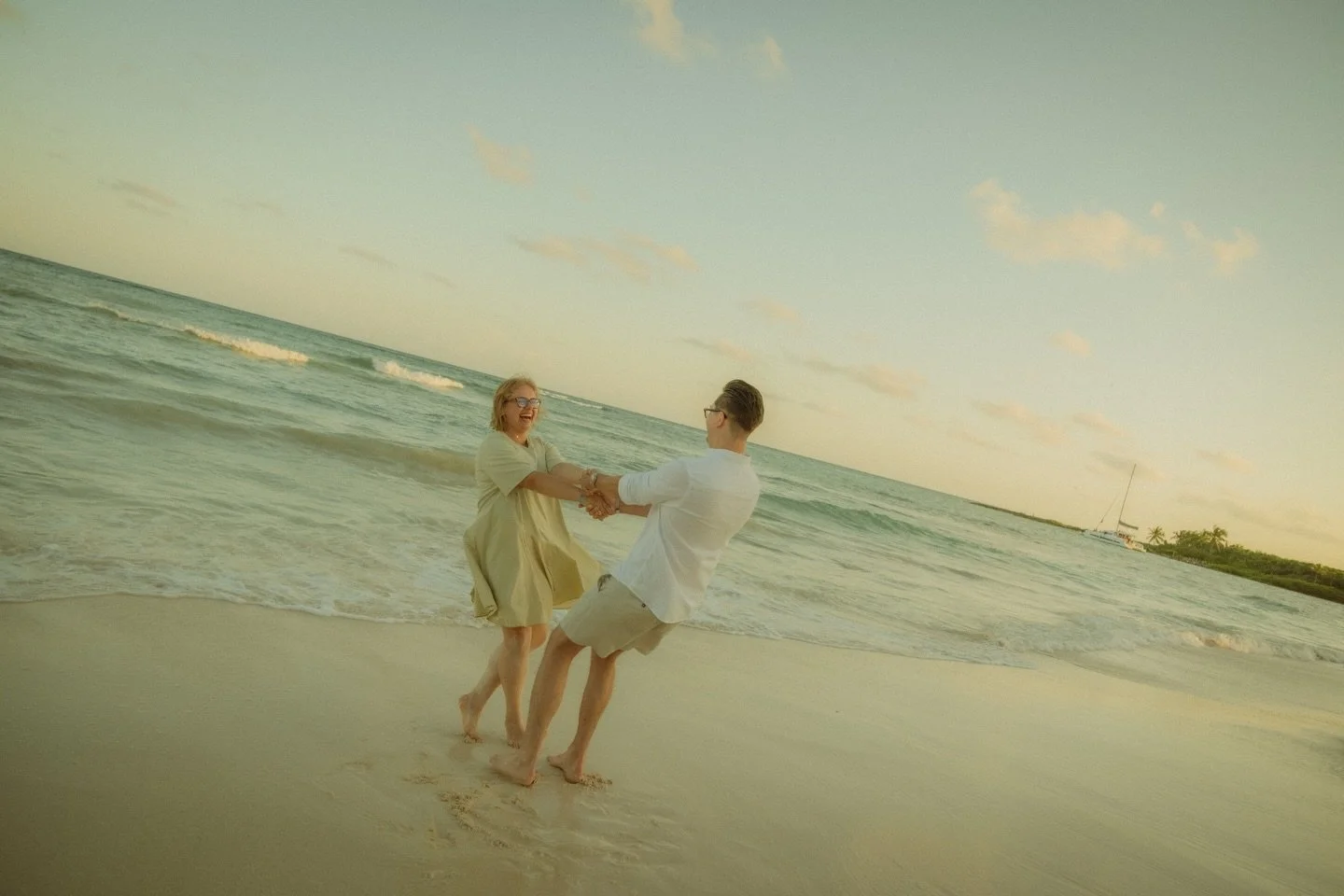 To love and be loved. 🤍

Thank you for a wonderful and beautiful session @es_tkczk &amp; @karolpryba 

📍Riviera Maya, M&eacute;xico.

#couplesphotographer #rivieramayaphotographer #cozumelphotographer #cozumelportraitphotographer #tulumphotographer