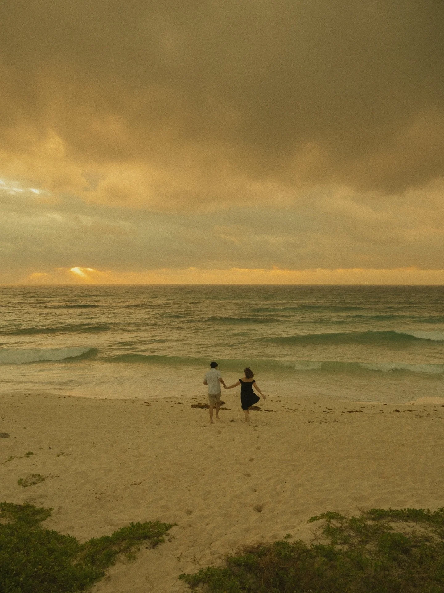 A soft love, a sweet love, a safe love. 

Always 🤍

📍Cozumel, M&eacute;xico.

#cozumelphotographer #couplesphotographer #cozumel #portraitphotographer