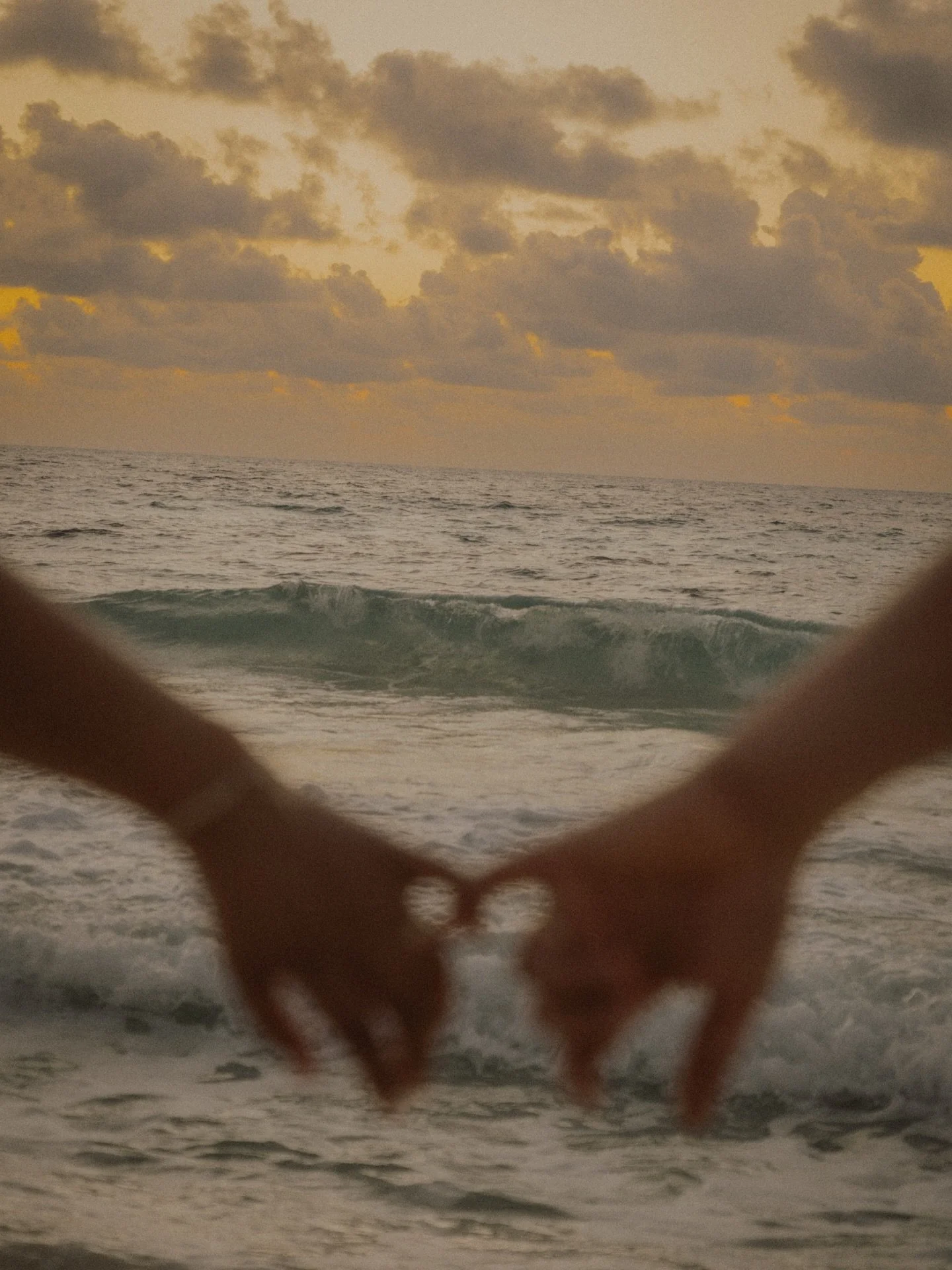 Just in time to be the love of your life 🤍

👫🏻: @alelizzette &amp; Ian 

📍Cozumel, Mexico.

#cozumelphotographer #cozumelportraitphotographer #rivieramayaphotographer #tulumphotographer #couplesphotographer
