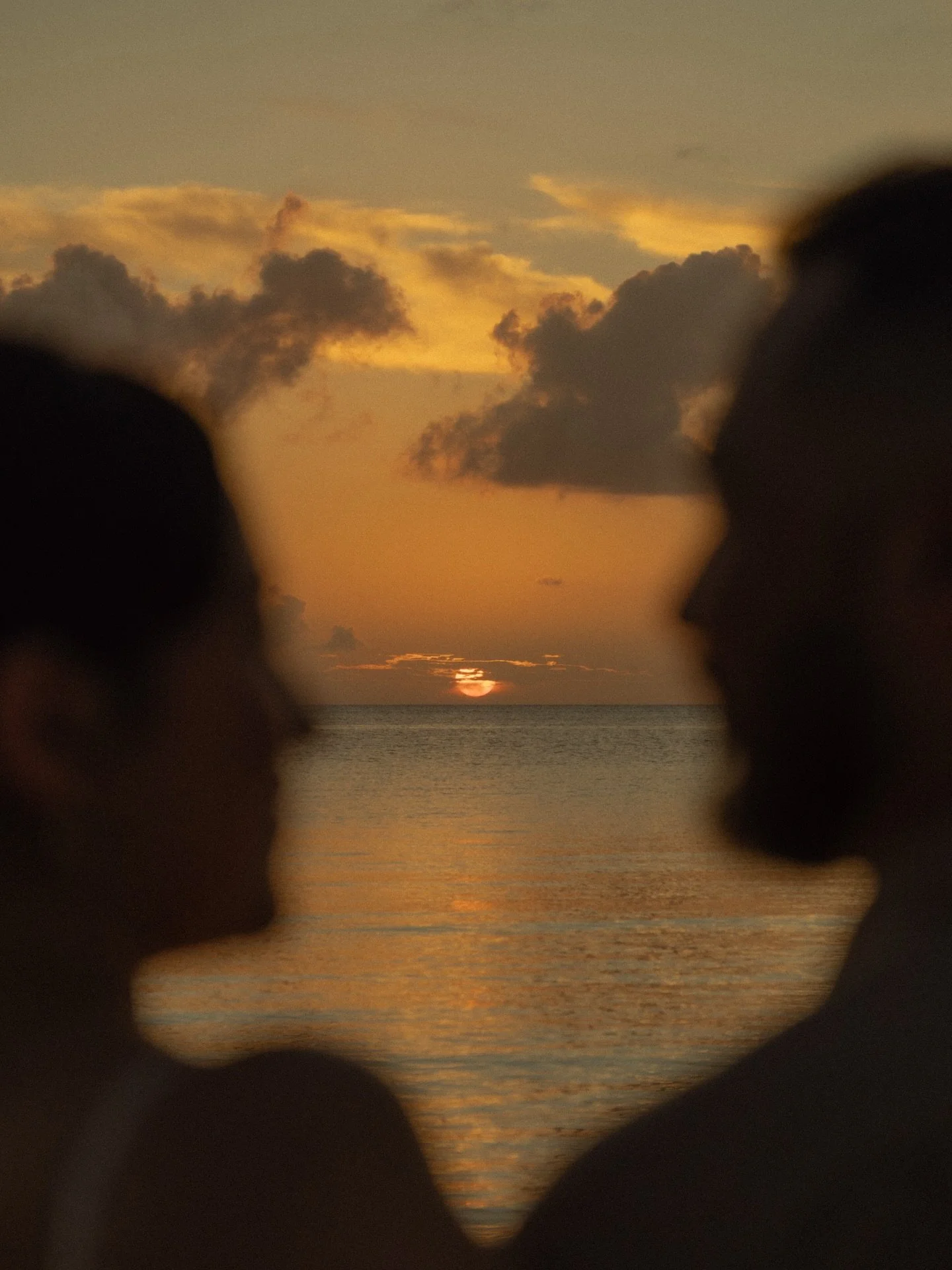 Of light, of being, of love. 🤍

#cozumelphotographer #rivieramayaphotographer #cozumel #couplesphotographer #madridphotography