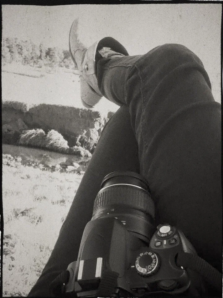 black and white photo of an old nikon d40 captured by Emmedelmar.