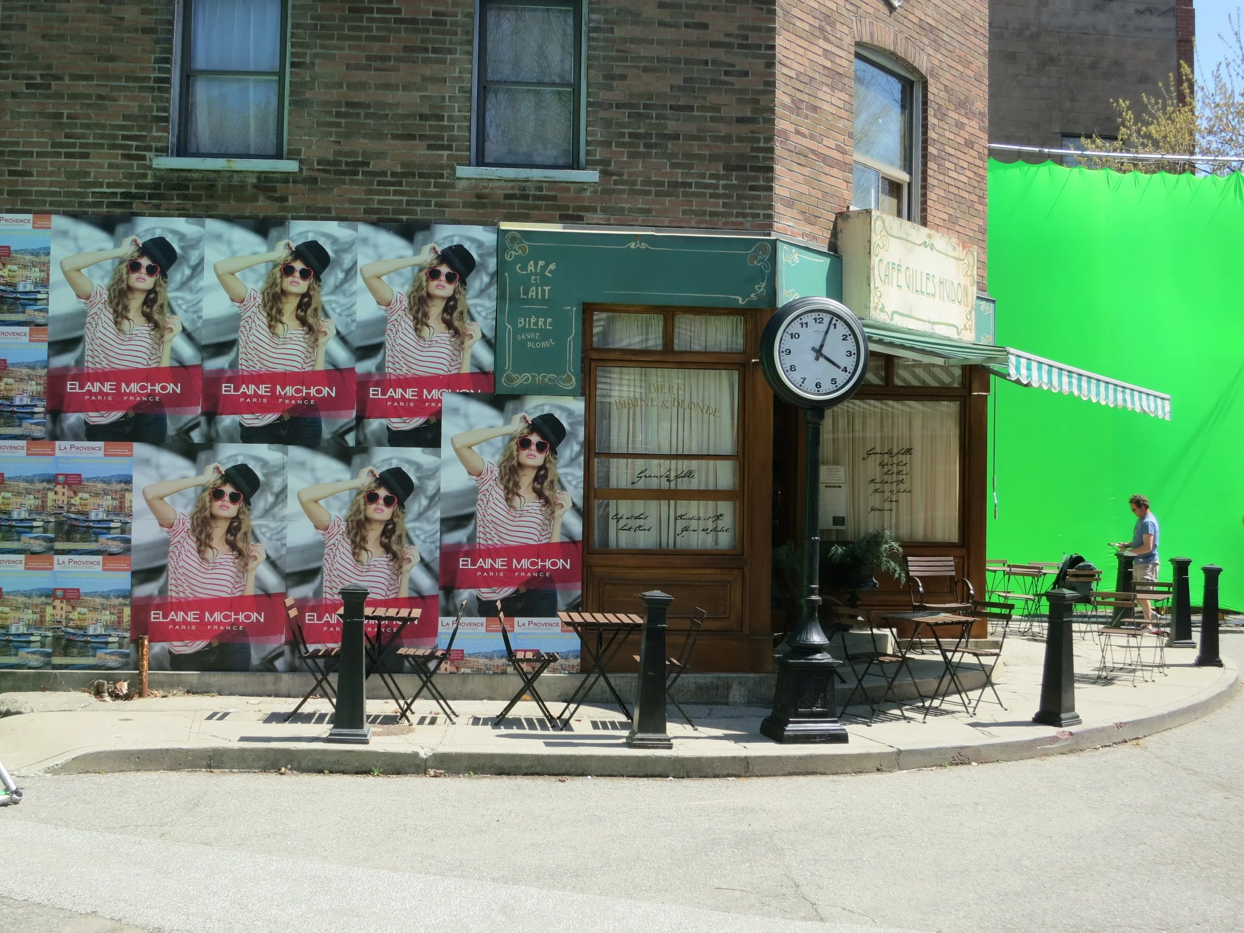 Paris exterior - Degrassi.JPG