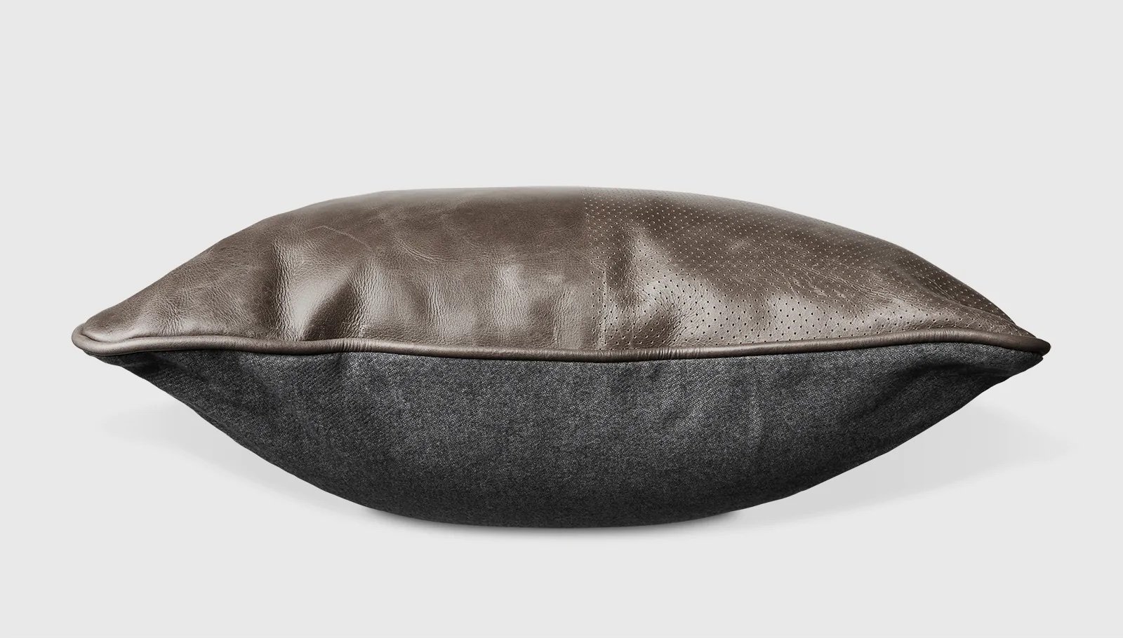 Gus_0013_DuoPillow-SaddleGreyLeather_StockholmGraphite-Side.jpg