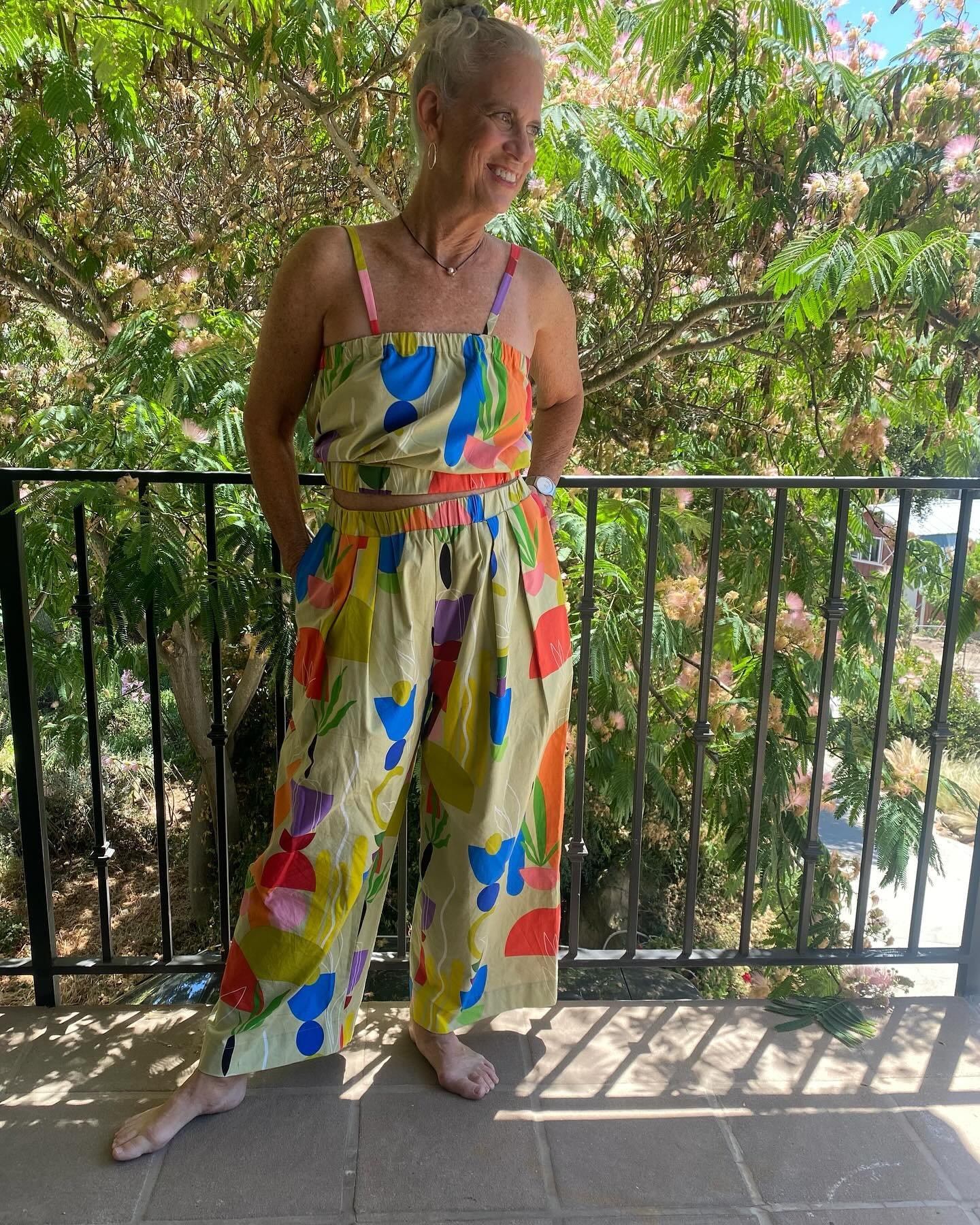 At my last in person @stonemountainfabric pilgrimage, I fell hard for this @alexanderhenryfabrics cotton as I was checking out - iykyk! I knew it would be Big Pants.  For once I allowed myself a generous cut, and it turned out to be enough for a self
