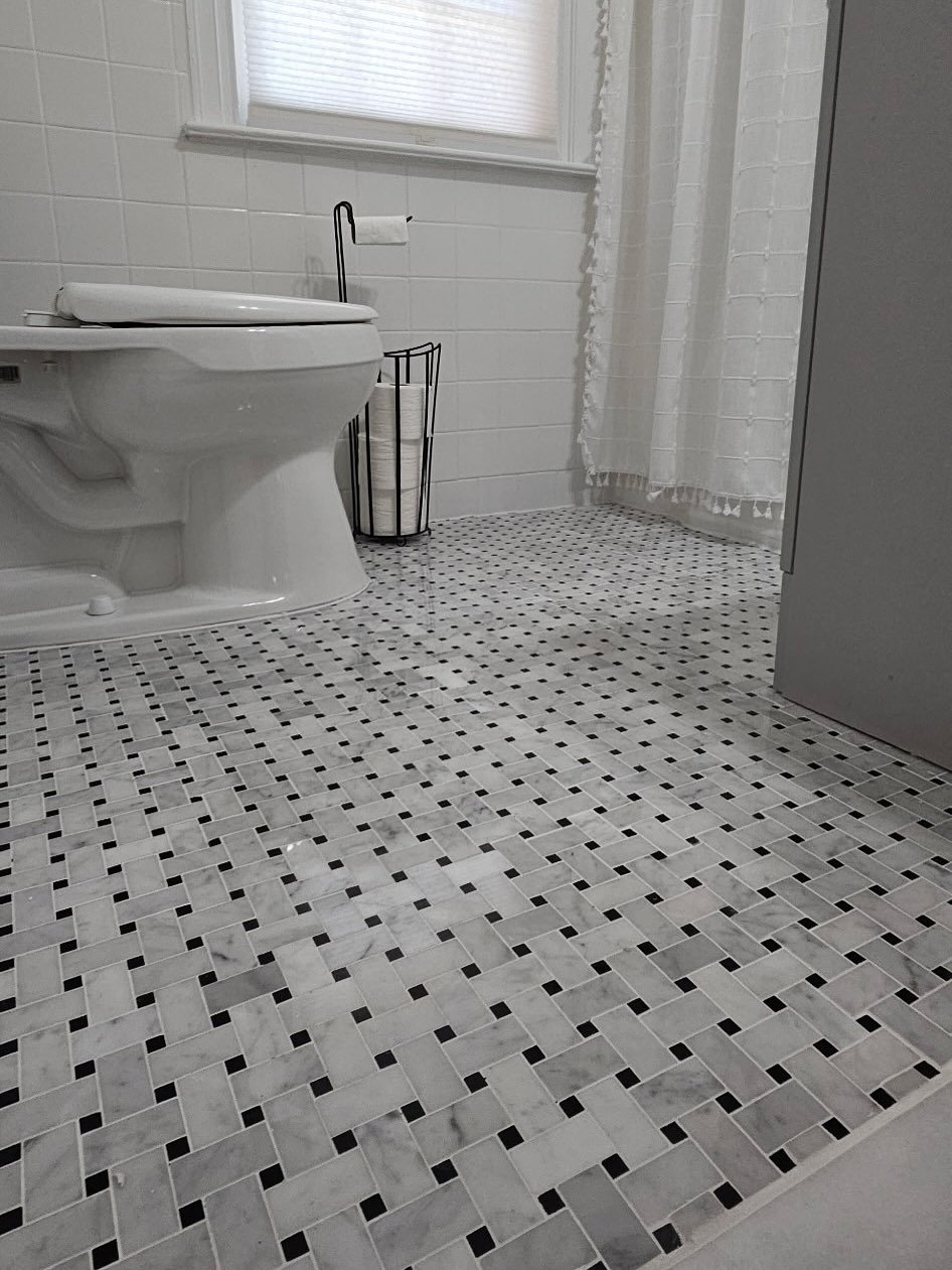 We just wrapped up a bathroom tile refresh @brea_stover 

Previously there was peel and stick tile covering up some old brittle tile that needed updating (Swipe for before pics). 

Let us know what you think of the new marble basketweave! We love it!