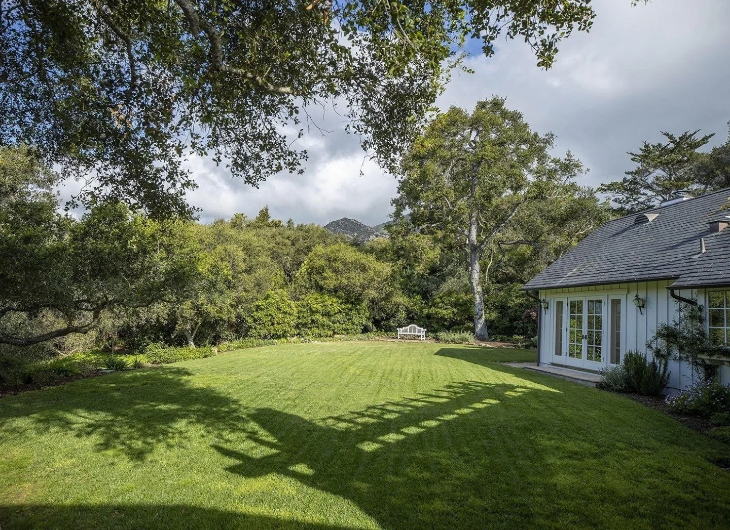 Big green space lined by mature trees and shrubs. Backyard goals 🙌⁠
.⁠
.⁠
.⁠
#holehouseconstruction #customhome #custombuilt #builttolast #contractor #builder #santabarbaracontractor #montecito #hoperanch #buildinghomes #buildingrelationships #luxur