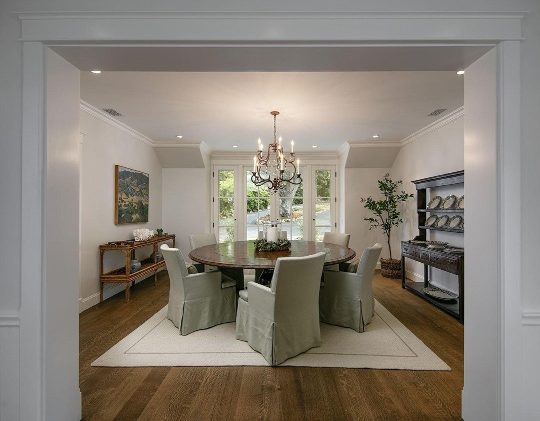 Love how simple and classic this dining room turned out. Gorgeous wood floors, precise crown moulding and trim, French doors and a crisp white paint. What more could you want?⁠
.⁠
.⁠
.⁠
#holehouseconstruction #customhome #custombuilt #builttolast #co